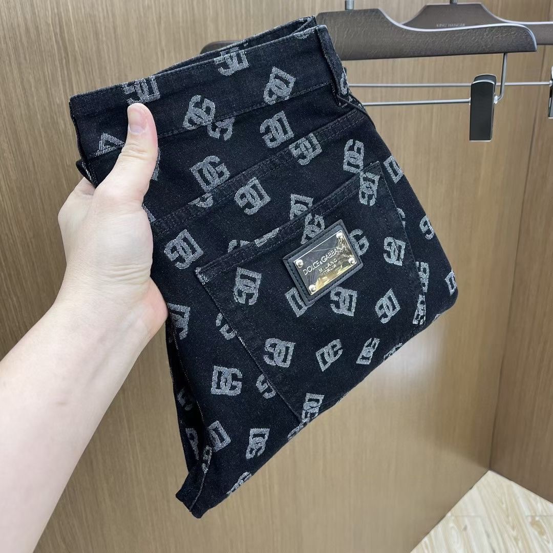 NO:119598,DG 25SS spring and summer new super soft wash jeans, top body is so handsome, small straight-fitting design, slim-fitting cut, men's top casual cotton!  High-end stretchy all-season versatile commuter jeans for men!  The style is extremely versatile, the fabric is elastic and the material is also outstanding, with a bit retro and old style. The thick fabric is suitable for all seasons to wear and the industry's exclusive first-time model, and the four seasons versatile commuter style!  This high-end slim stretch tight jeans are versatile and comfortable!  29-38 (none 35,37), Dolce & Gabbana, jeans, alexander wang19860909DG 25SS春夏新品超柔和水洗牛仔裤 ,上身爆帅,小直筒设计,修身裁剪,男款顶级休闲棉质！高端弹力四季百搭通勤牛仔男裤！款式极其的百搭,面料弹力,材质也十分出众,有点复古做旧的风格,厚面料适合四季穿着业内独家首发款,四季百搭通勤款！这类高端的修身弹力紧身牛仔裤,百搭而且舒适！ 29-38（无35,37）,,Dolce&Gabbana,jeans,alexander wang,Men's clothing