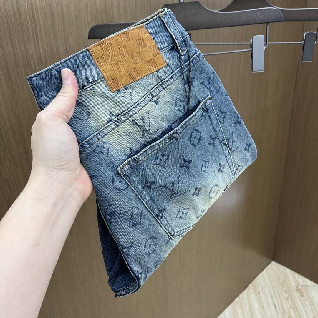 NO:119647,LV 25SS spring and summer new product super soft wash jeans, top body is so handsome, small straight-fitting design, slim-fitting cut, men's top casual cotton!  High-end stretchy all-season versatile commuter jeans for men!  The style is extremely versatile, the fabric is elastic and the material is also outstanding, with a bit retro and old style. The thick fabric is suitable for all seasons to wear and the industry's exclusive first-time model, and the four seasons versatile commuter style!  This high-end slim stretch tight jeans are versatile and comfortable!  29-38 (none 35,37), louis vuitton,jeans,alexander wang19860909LV 25SS春夏新品超柔和水洗牛仔裤 ,上身爆帅,小直筒设计,修身裁剪,男款顶级休闲棉质！高端弹力四季百搭通勤牛仔男裤！款式极其的百搭,面料弹力,材质也十分出众,有点复古做旧的风格,厚面料适合四季穿着业内独家首发款,四季百搭通勤款！这类高端的修身弹力紧身牛仔裤,百搭而且舒适！ 29-38（无35,37）,,louis vuitton,jeans,alexander wang,Men's clothing