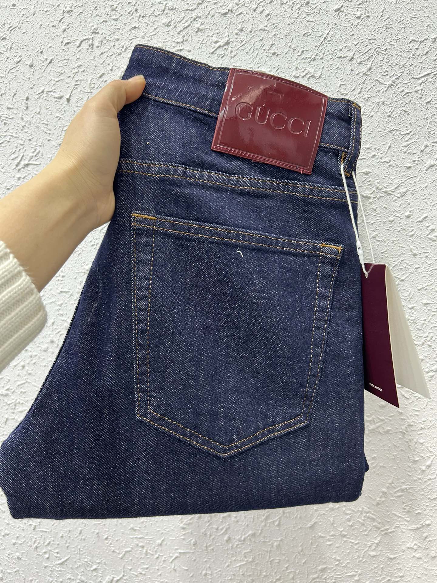 NO:119610,Gucci spring original color jeans. It is made of heavy-duty graphite washing technology, simple, high-end and versatile style, trouser leggings logo design, slim and small straight tile Size: 29-38 (no 35 37),,gucci,jeans,alexander wang19860909Gucci 春款原色牛仔裤. 采用重工石墨水洗工艺打造,简约高级百搭范,裤脚印logo设计 修身小直筒 尺码:29-38（无35 37）,,gucci,jeans,alexander wang,Men's clothing