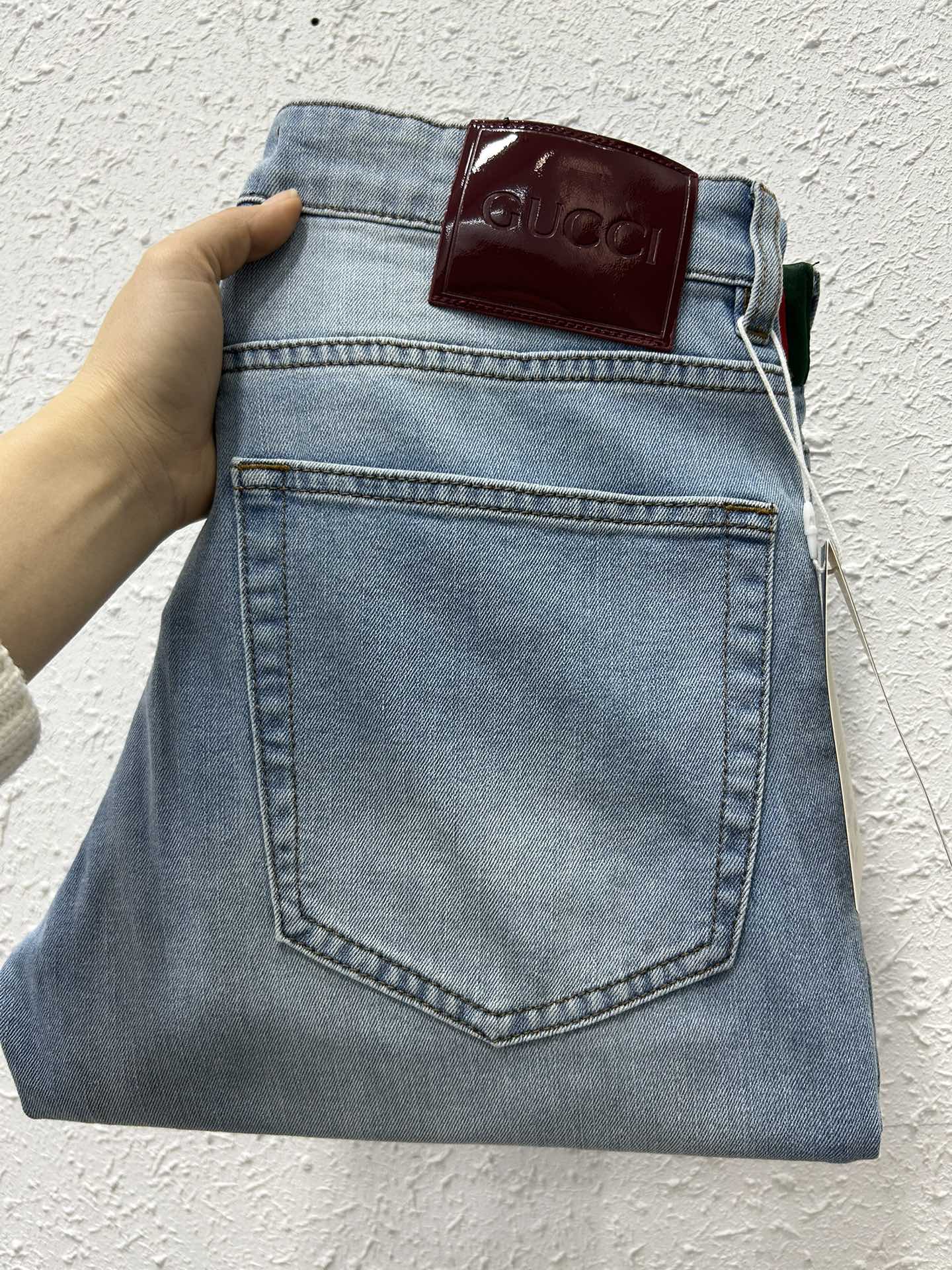 NO:119612,Gucci spring light blue jeans. It is made of heavy-duty graphite washing technology, simple, high-end and versatile style, trouser footprint logo design, slim and small straight piece size: 29-38 (no 35 37),,gucci,jeans,alexander wang19860909Gucci 春款浅蓝色牛仔裤. 采用重工石墨水洗工艺打造,简约高级百搭范,裤脚印logo设计 修身小直筒 尺码:29-38（无35 37）,,gucci,jeans,alexander wang,Men's clothing