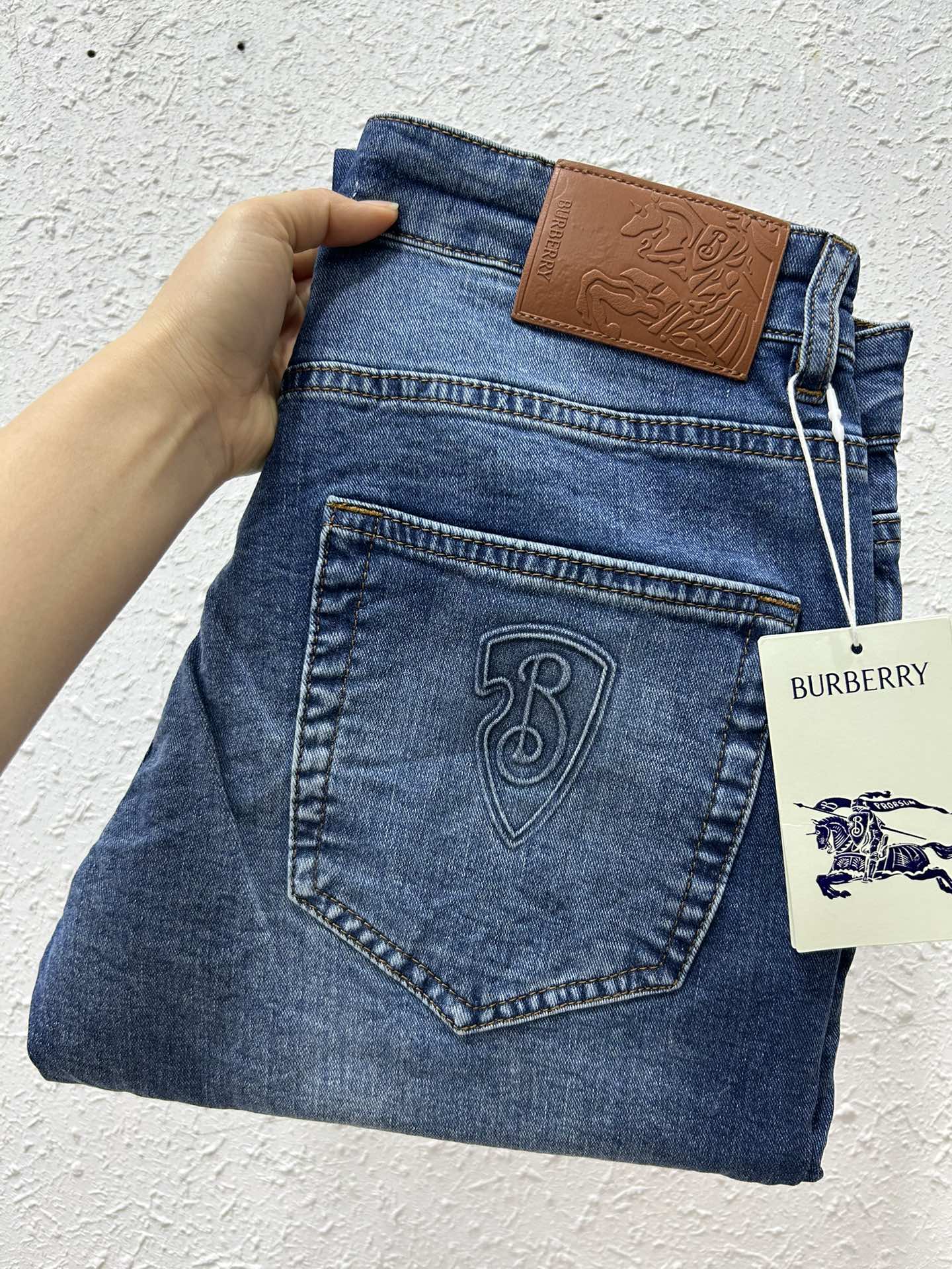 NO:119600,BUR 25SS. Spring and summer thin blue jeans. The fabric is soft and elastic. High comfort. Slim fit. 29-38,,burberry,jeans,alexander wang.19860909BUR 25SS. 春夏薄款蓝色牛仔裤 面料柔软有弹力 舒适度高 修身款 29-38,,burberry,jeans,alexander wang,Men's clothing