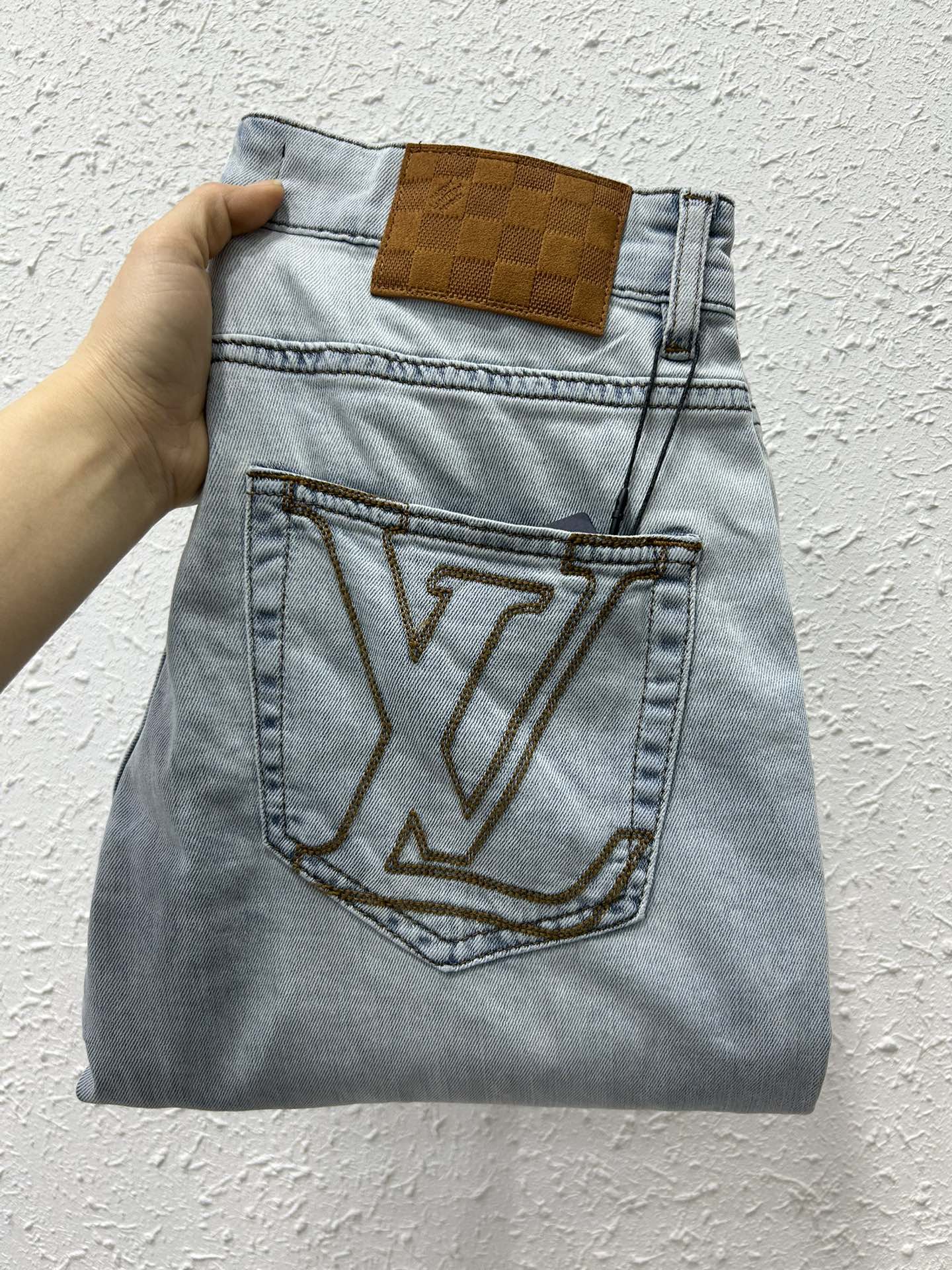 NO:119604,LV SS. Spring and summer thin light blue jeans. The fabric is soft and elastic. High comfort. Slim fit. 29-38,,louis vuitton,jeans,alexander wang19860909LV SS. 春夏薄款浅蓝色牛仔裤 面料柔软有弹力 舒适度高 修身款 29-38,,louis vuitton,jeans,alexander wang,Men's clothing
