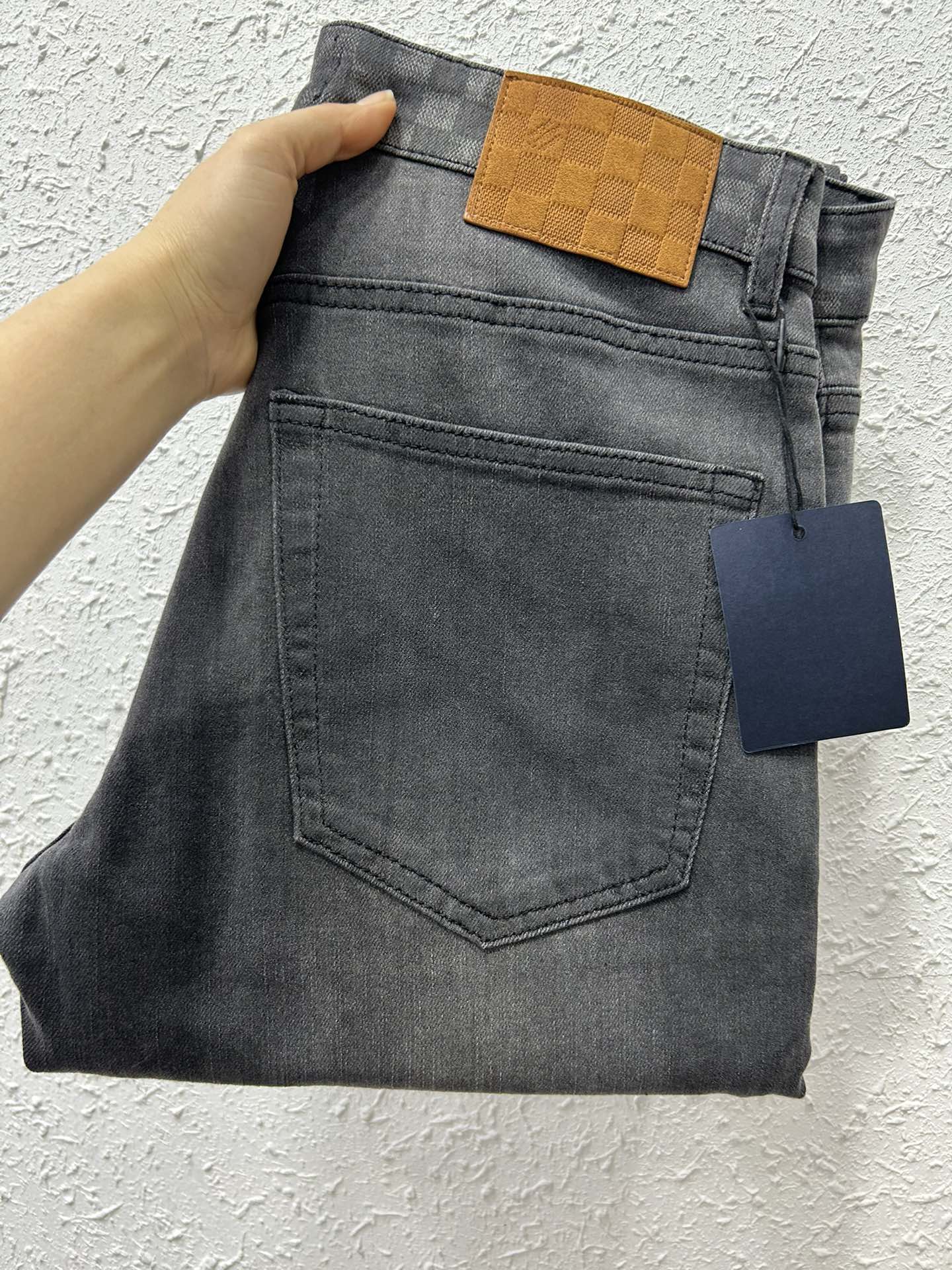 NO:119608,LV SS. Spring and summer thin light blue jeans. The fabric is soft and elastic. High comfort. Slim fit. 29-38,,louis vuitton,jeans,alexander wang19860909LV SS. 春夏薄款浅蓝色牛仔裤 面料柔软有弹力 舒适度高 修身款 29-38,,louis vuitton,jeans,alexander wang,Men's clothing