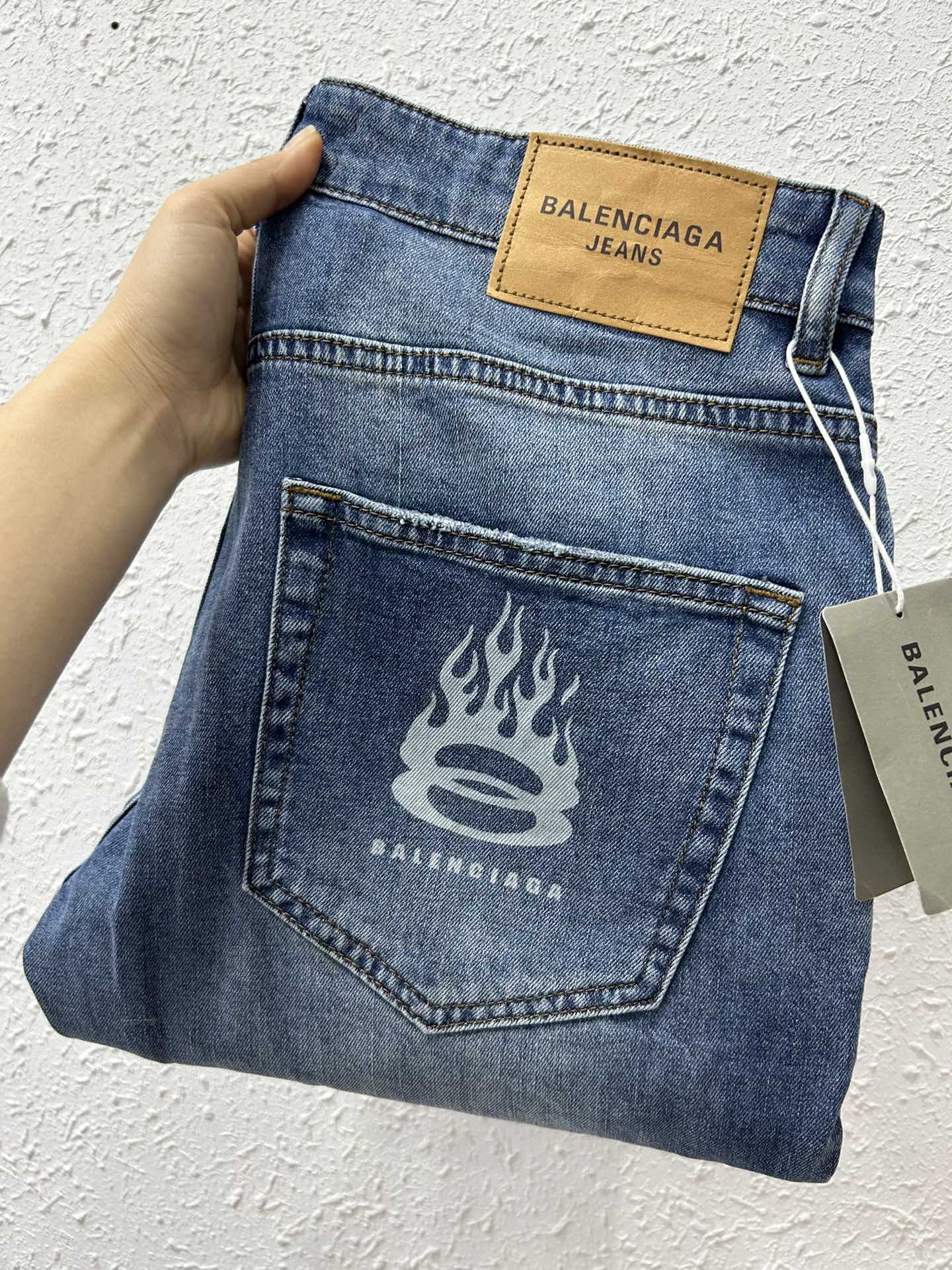 NO:119615,Balenciaga 25SS spring and summer new super soft wash jeans, top body is handsome, small straight-fitting design, slim-fitting cut, men's top casual cotton!  High-end stretchy all-season versatile commuter jeans for men!  The style is extremely versatile, the fabric is elastic and the material is also outstanding, with a bit retro and old style. The thick fabric is suitable for all seasons to wear and the industry's exclusive first-time model, and the four seasons versatile commuter style!  This high-end slim stretch tight jeans are versatile and comfortable!  29-38 (no 35,37),,balenciaga,jeans,alexander wang19860909巴黎世家 25SS春夏新品超柔和水洗牛仔裤 ,上身爆帅,小直筒设计,修身裁剪,男款顶级休闲棉质！高端弹力四季百搭通勤牛仔男裤！款式极其的百搭,面料弹力,材质也十分出众,有点复古做旧的风格,厚面料适合四季穿着业内独家首发款,四季百搭通勤款！这类高端的修身弹力紧身牛仔裤,百搭而且舒适！ 29-38（无35,37）,,balenciaga,jeans,alexander wang,Men's clothing