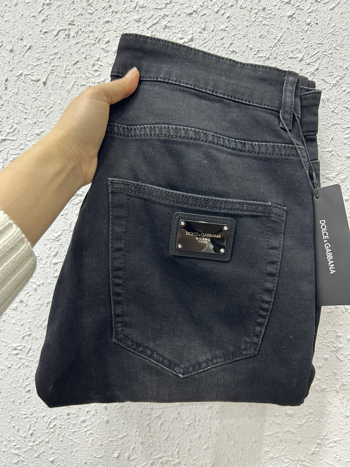 NO:119616,DG 25SS spring and summer new super soft wash jeans, top body is so handsome, small straight-fitting design, slim-fitting cut, men's top casual cotton!  High-end stretchy all-season versatile commuter jeans for men!  The style is extremely versatile, the fabric is elastic and the material is also outstanding, with a bit retro and old style. The thick fabric is suitable for all seasons to wear and the industry's exclusive first-time model, and the four seasons versatile commuter style!  This high-end slim stretch tight jeans are versatile and comfortable!  29-38 (none 35,37), Dolce & Gabbana, jeans, alexander wang19860909DG 25SS春夏新品超柔和水洗牛仔裤 ,上身爆帅,小直筒设计,修身裁剪,男款顶级休闲棉质！高端弹力四季百搭通勤牛仔男裤！款式极其的百搭,面料弹力,材质也十分出众,有点复古做旧的风格,厚面料适合四季穿着业内独家首发款,四季百搭通勤款！这类高端的修身弹力紧身牛仔裤,百搭而且舒适！ 29-38（无35,37）,,Dolce&Gabbana,jeans,alexander wang,Men's clothing