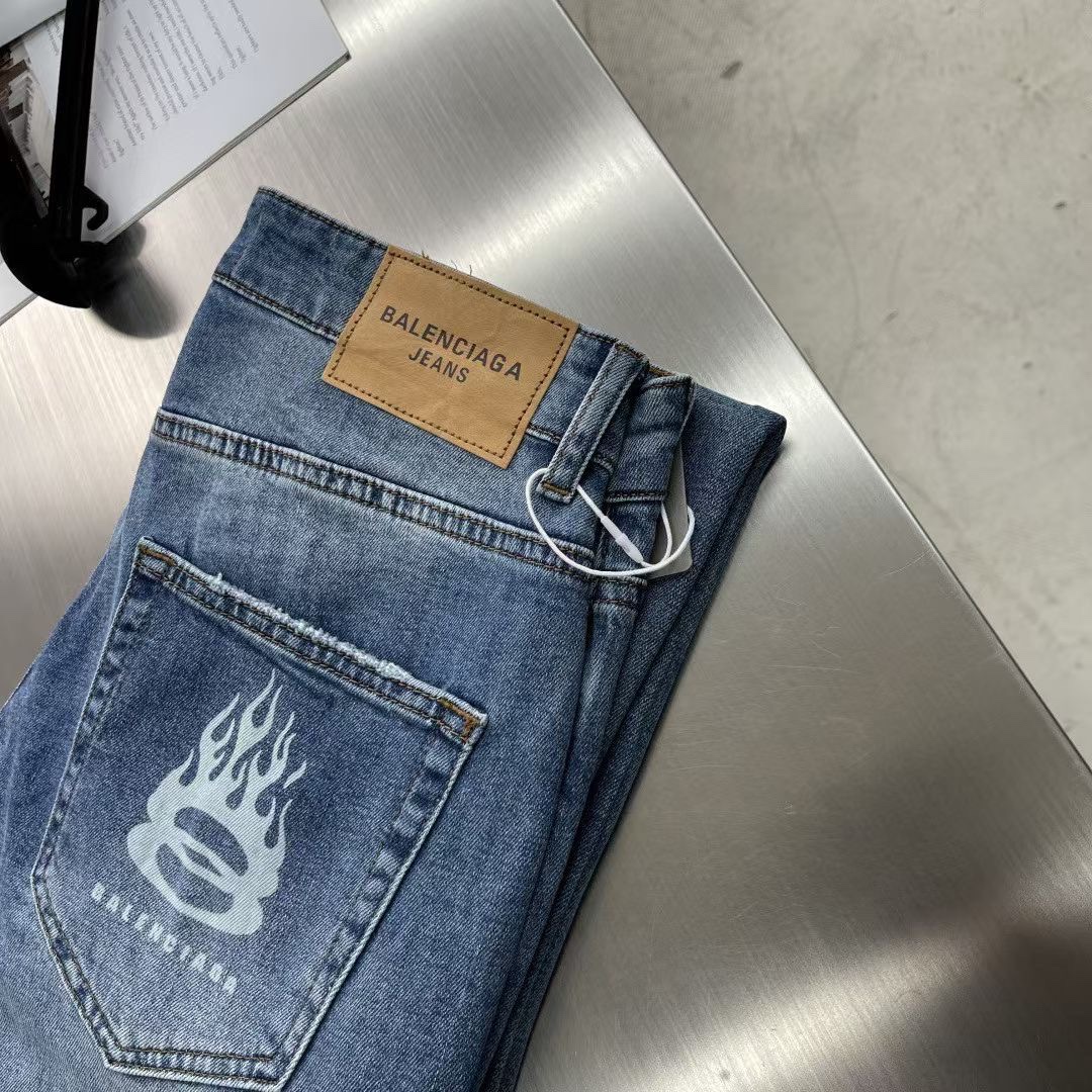NO:122839,-Balenciag New early spring high-end denim imported fabric, super soft touch elastic jeans, super good color, retro flavor, current fashion trend frontier, high-end quality original custom denim, keep your own style!  The printed logo will definitely make you like it if you are on your body!  The thin elastic denim definitely makes you feel unrestrained, showing your skin tone and energy. It feels soft and delicate while standing firmly on the upper body, which is comfortable and breathable!  Excellent choice. Number of digits 29-38 (35 37), balenciaga, jeans, alexander wang19860909-Balenciag 早春新品高级牛仔进口面料,超柔软手感弹力牛仔裤,颜色超好,复古味当下时尚潮流之前沿,高端品质原单订制牛仔 ,自留款！印花logo绝对让你上身就喜欢！薄款弹力牛仔绝对让你搭配无束缚 ,非常的显肤色与精气神儿,手感柔软细腻的同时,上身立挺括直兼具舒适透气性！绝佳选择. 码数29-38（35 37）,,balenciaga,jeans,alexander wang,Men's clothing