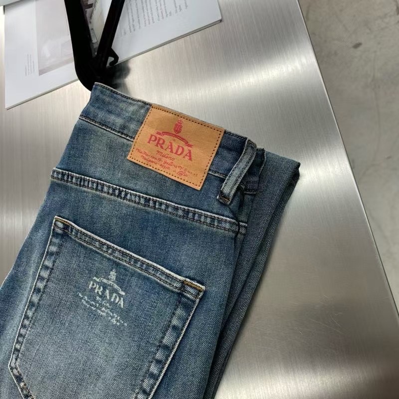 NO:122817,-PRAD 25 early spring new casual jeans series, open mold custom hardware accessories, straight trouser legs and fabric are comfortable, soft and skin-friendly, crisp and stylish, not easy to wrinkle, classic triangle logo decoration in pocket, versatile and fashionable, and the upper body style is good!  Number of codes 29-38 (35 37), prada, jeans, alexander wang19860909-PRAD 25早春新款休闲牛仔裤系列 开模定制五金配件,直筒裤脚、面料舒适柔软亲肤,挺括有型、不易起皱,口袋经典三角标logo装饰、百搭时尚,上身版型好！ 码数29-38（35 37）,,prada,jeans,alexander wang,Men's clothing