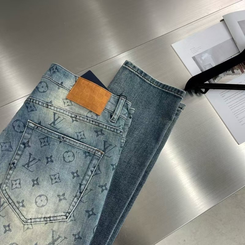 NO:122820,Donkey brand 25 early spring new denim trousers, denim washing original single high-end single product. The overall small straight-fitting design is used. The customized denim fabric and cutting are much more complicated than ordinary craftsmanship. The imported denim fabric has been adjusted many times. After the fabric is washed and worn, it is a very heavy-duty pair of jeans!  One of the essential items is suitable for any leg-shaped wear, stretching the length of the legs. MZ private model. Size 29-38 (35, 37),,louis vuitton,jeans,alexander wang19860909驴牌 25早春新款牛仔长裤 丹宁水洗原单高端单品 整体采用的小直筒版型设计,定制的牛仔面料与裁剪比普通工艺复杂很多调整了好多次进口的牛仔面料,面料水洗做旧后,很重工的一条牛仔裤！必备单品之一适合任何腿型穿着,拉长长腿比例 MZ自留款 码数29-38（35、37）,,louis vuitton,jeans,alexander wang,Men's clothing
