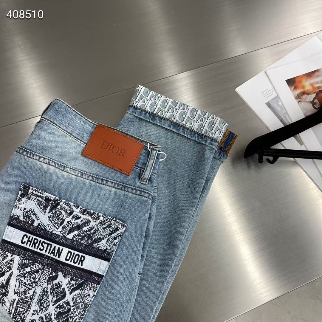 NO:132638,Dior ss spring and summer new heavy-duty wash jeans outfit, men's trousers with curly edges on the inside of the legs, fashionable and casual slim jeans!  The latest season of the catwalk fashion model, the top quality products of all quality grades, the fashionable design and the integrated style cut let you praise it without words, you can know its goodness by just buying it!  The fabric is made of heavy washing technology, presenting a faded light blue color. The texture is light and soft and delicate, and the color is pleasing and fashionable. It is very suitable for wearing in the current season. The upper body is fashionable and avant-garde and full of style!  It gives people a more personalized and eye-catching effect visually. It is paired with the curled edges on the inner side of the trouser legs, which further interprets the luxury and high-end feeling of the brand to a higher level!  The slim fit style and exquisite splicing and routing details all show the top craftsmanship, quality control and jeans that V fans must-have to satisfy your daily matching!  Size 29-38 (35 37), Dior, Jeans, Alexander wang19860909Dior ss春夏新款重磅水洗牛仔裤装,男士裤脚内侧卷边老花时尚休闲显瘦牛仔长裤！最新一季走秀时装款,全品相级别顶级臻品狠货,时尚的设计与合体的版型裁剪,让你无需用语言去称赞它,直接入手便可知道它的好！ 面料采用重磅水洗工艺打造,呈现出褪色后的浅蓝色系,质感偏轻薄柔软细腻,色调养眼时髦,非常适合当下季节穿着,上身时尚前卫自带满格气场！给人视觉上更加显个性感与吸睛效果,搭配裤脚内侧卷边老花,更是将品牌的奢华与高级感演绎到了更高层面！合体修身的版型裁剪,精湛且考究的拼接走线细节,无一不在彰显顶级匠心工艺,品质控与V迷们必入的牛仔裤装,满足你日常的各种搭配！ 尺码29-38（35 37）,,dior,jeans,alexander wang,Men's clothing