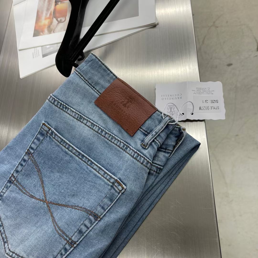 NO:132623,-BC 25SS Tannins Classic Fashion Spring and Summer Simple Washed Jeans!  In the warm spring and summer season, a simple but stylish jeans are undoubtedly a must-have item in the closet. Today, let us get closer to this classic tannin simple spring and summer simple washing jeans and feel the unique charm it exudes. This jeans are based on classic tannin fabric and carefully selected and processed to give it a softer and more comfortable touch and unique texture. The use of washing technology brings a natural color-fall effect to the jeans. Every detail reveals the traces of time, as if telling the past stories. This simple washing treatment not only makes the jeans look more retro and textured, but also adds a unique charm.  In terms of style design, this jeans adopts a straight-leg tailoring, which can not only modify the leg lines, but also show the wearer's fashionable taste. The nine-point length design just reveals the ankles just right, making it look thinner and taller visually. At the same time, the simple style design does not have too much modification and embellishment, but further highlights the classic and versatile attributes of jeans. Whether paired with a simple T-shirt or an elegant shirt, this tannin classic and fashionable simple spring and summer washing jeans can be easily controlled, becoming the finishing touch of your style. It not only allows you to breathe and dissipate heat in spring and summer, but also retains jeans!  Spot sale Water blue Number 29-38 (35 37), jeans,shirts,tees,t-shirt,alexander wang19860909-BC 25SS单宁经典时尚春夏简单水洗牛仔裤！ 在温暖的春夏季节,一款简约而不失时尚感的牛仔裤,无疑是衣橱中的必备单品.今天,就让我们一起走近这款单宁经典时尚春夏简单水洗牛仔裤,感受它所散发的独特魅力. 这款牛仔裤以经典的丹宁面料为基底,经过精心挑选与处理,使其拥有了更加柔软舒适的触感与独特的质感.水洗工艺的运用,为牛仔裤带来了自然落色的效果,每一处细节都透露出岁月的痕迹,仿佛诉说着过往的故事.这种简单的水洗处理,不仅让牛仔裤看起来更加复古、有质感,更增添了一份独特的韵味. 在版型设计上,这款牛仔裤采用了直筒的剪裁,既能够修饰腿部线条,又能够展现出穿着者的时尚品味.九分的长度设计,恰到好处地露出脚踝,视觉上更加显瘦显高.同时,简约的款式设计,没有过多的修饰与点缀,却更加凸显了牛仔裤的经典与百搭属性. 无论是搭配简约的T恤,还是优雅的衬衫,这款单宁经典时尚春夏简单水洗牛仔裤都能够轻松驾驭,成为你造型中的点睛之笔.它不仅能够让你在春夏季节里透气散热,还能保留牛仔长裤！ 现货发售 水蓝色 码数29-38（35 37）,,jeans,shirts,tees，t-shirt,alexander wang,Men's clothing