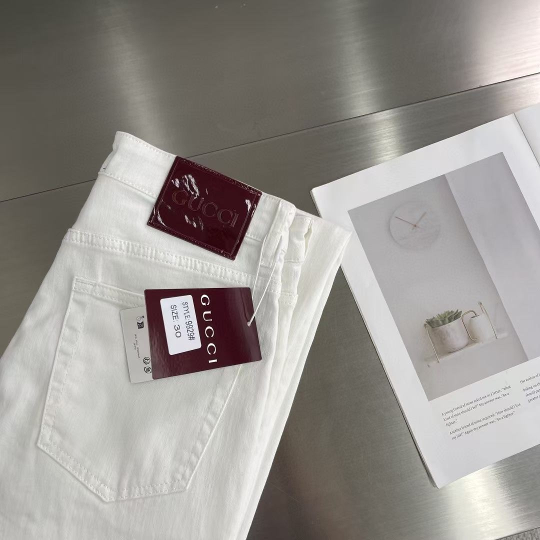 NO:510601,GUCCI high fashion sense, super soft denim fabric, white jeans. The fabric is very special, super fine imitation cotton yarn blend, super soft and comfortable. It has a casual, casual, and relaxing feeling. The cloth is refreshing, slightly stretchy, super soft wearing time, the whole pants are all traditional hand-wiping technology, natural stone grinding and light fermentation. The style belongs to the combination of small straight feet, and the details are exquisite. Size 29-38 (no 35 37),,gucci,jeans,alexander wang19860909GUCCI 高级时装感,超柔牛仔面料 , 白色牛仔裤. 面料很特殊,超细精仿棉纱混纺,超柔舒适感. 具备牛仔随性感 ,休闲感 , 亦有轻松感 ,时尚感. 布面清爽,微弹力,超柔穿着时间长, 整条裤子全传统手擦工艺,自然石磨轻酵洗水. 版型属于合体小直脚剪裁,细节精致感. 尺码29-38（无35 37）,,gucci,jeans,alexander wang,Men's clothing