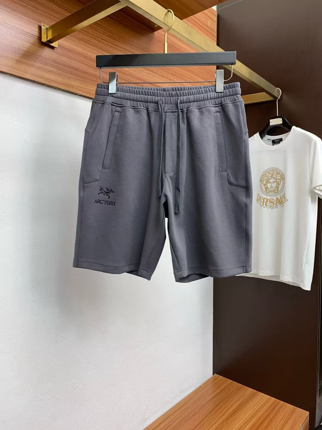 NO:159090,Archaeoptera S-2xL (equivalent to 30-38 in size) new spring and summer style, the latest casual shorts. The original pants are casual and versatile, casual and lazy, high-end custom imported double-sided plain cotton elastic fabric, customized craftsmanship, full of comfort. High-end and atmospheric, does the summer taste have? First choice.,arc'teryx, shorts,alexander wang19860909始祖鸟 S-2xL（相当于30-38偏大）春夏季新款,最新休闲短裤.原版裤型上身休闲百搭、随性慵懒范,高级定制进口双面平纹纯棉弹力面料,订制工艺 舒适感爆棚.高端大气,夏天的味道有没有,首选 .,arc'teryx,shorts,alexander wang,Men's clothing