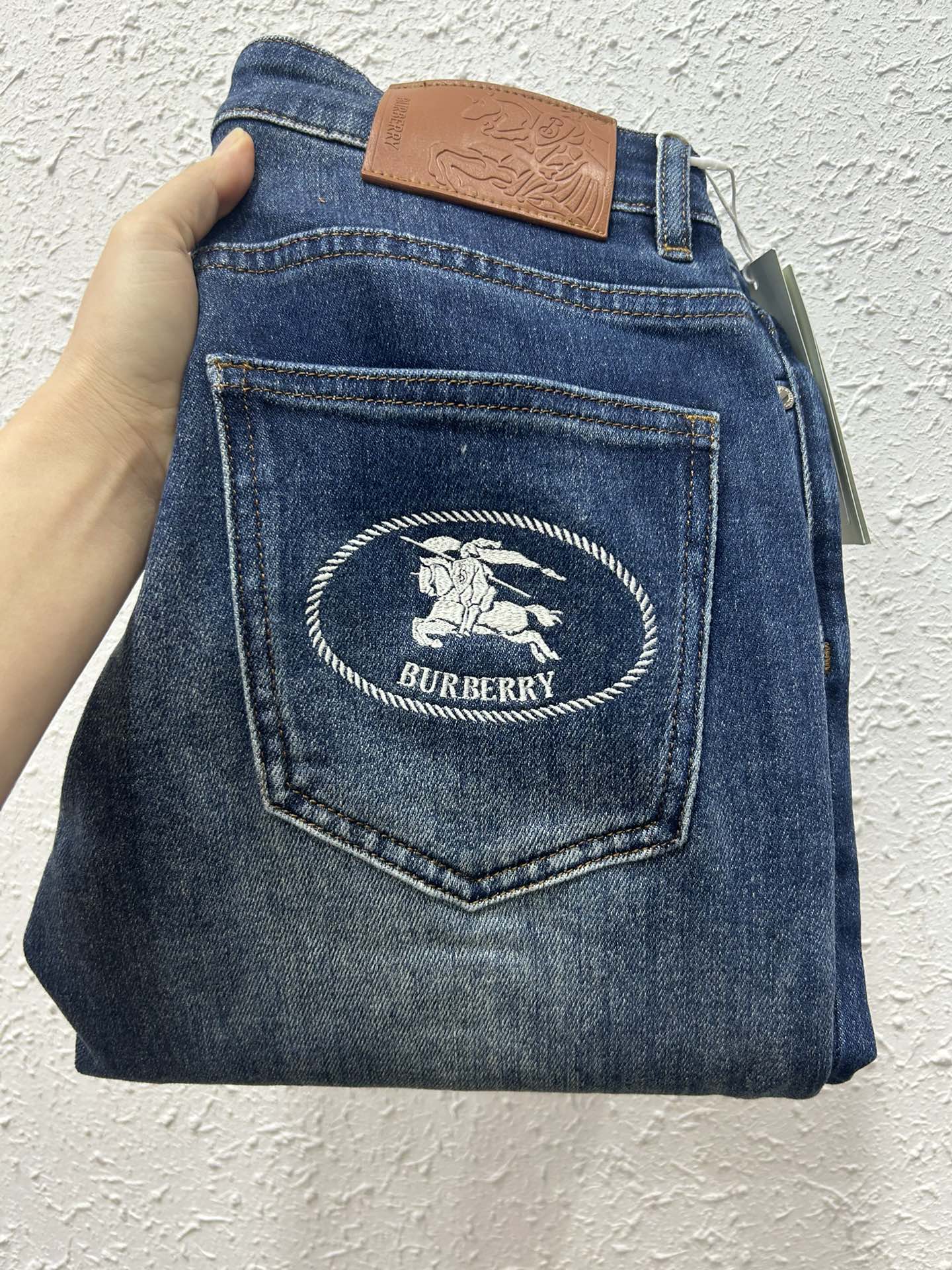 NO:512411,BBR 25 autumn and winter new model Custom fabric Soft stretch Comfortable feel Custom letter logo hardware Back pocket war horse embroidery design Men's casual jeans Size 29-38 (no 35 37), ,jeans,alexander wang19860909BBR 25秋冬新款 定制面料 柔软 弹力 舒适手感 定制字母logo五金 后袋战马绣花设计  男士休闲牛仔裤 码数29-38（无35 37）,,jeans,alexander wang,Men's clothing