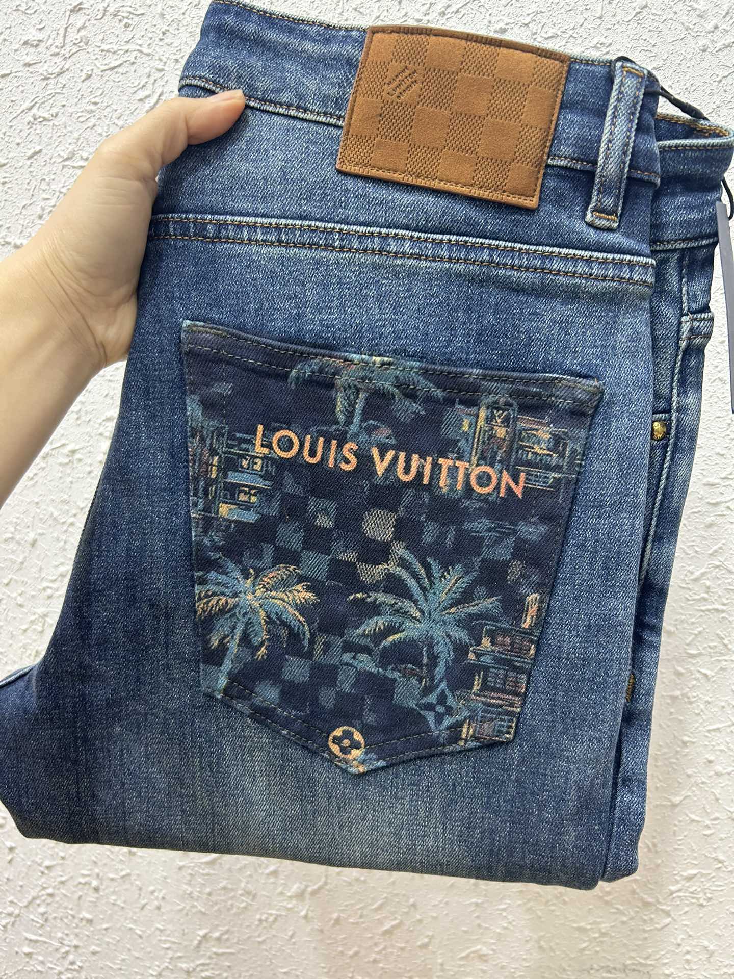 NO:598691,LV 25FW new autumn and winter jeans. The fabric is super soft and stretchy. Highly comfortable. Classic five-pocket style. High quality. Small straight leg. Size 29-38. No 35 37,,louis vuitton,jeans,alexander wang19860909LV 25FW秋冬新款牛仔裤 面料超级柔软,带弹力 舒适度高 经典五袋款 高品质 小直筒 码数29-38 没35 37,,louis vuitton,jeans,alexander wang,Men's clothing