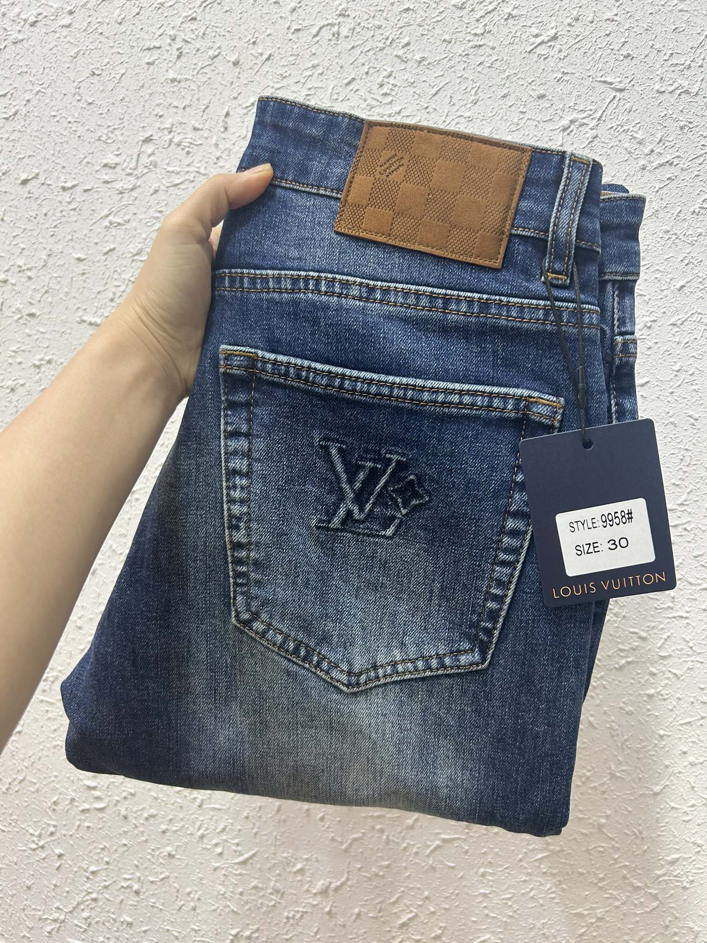 NO:598695,LV 25FW new autumn and winter jeans. The fabric is super soft and stretchy. Highly comfortable. Classic five-pocket style. High quality. Small straight leg. Size 29-38. No 35 37,,louis vuitton,jeans,alexander wang19860909LV 25FW秋冬新款牛仔裤 面料超级柔软,带弹力 舒适度高 经典五袋款 高品质 小直筒 码数29-38 没35 37,,louis vuitton,jeans,alexander wang,Men's clothing