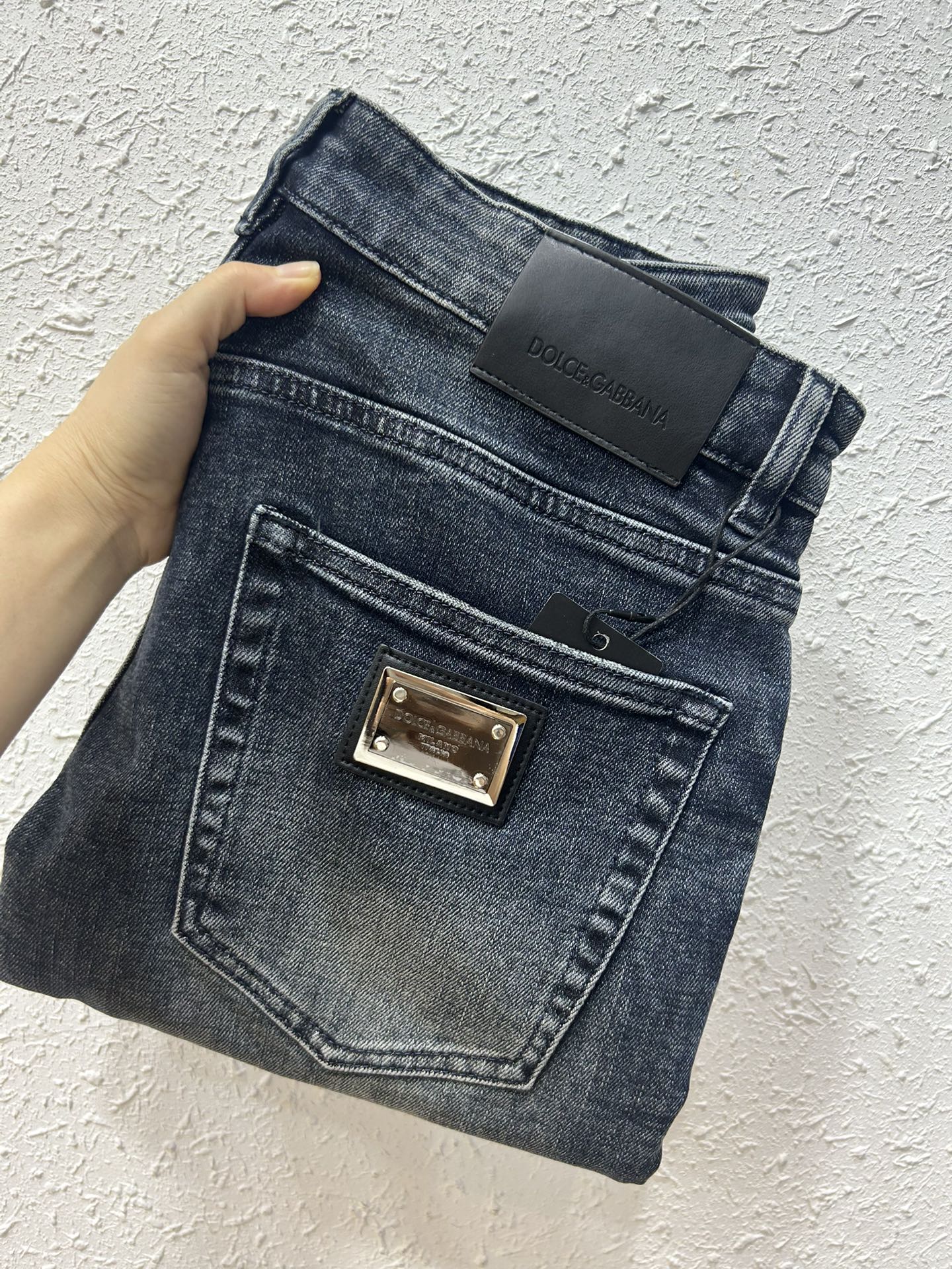 NO:598698,DG 25FW new autumn and winter jeans. The fabric is super soft and stretchy. High comfort. Classic five-pocket style. High quality. Digital printing on the legs. Logo design. Small straight size. 29-38. No 35. 37,,jeans,alexander wang19860909DG 25FW秋冬新款牛仔裤 面料超级柔软,带弹力 舒适度高 经典五袋款 高品质 裤脚数码印 logo设计 小直筒 码数29-38 没35 37,,jeans,alexander wang,Men's clothing