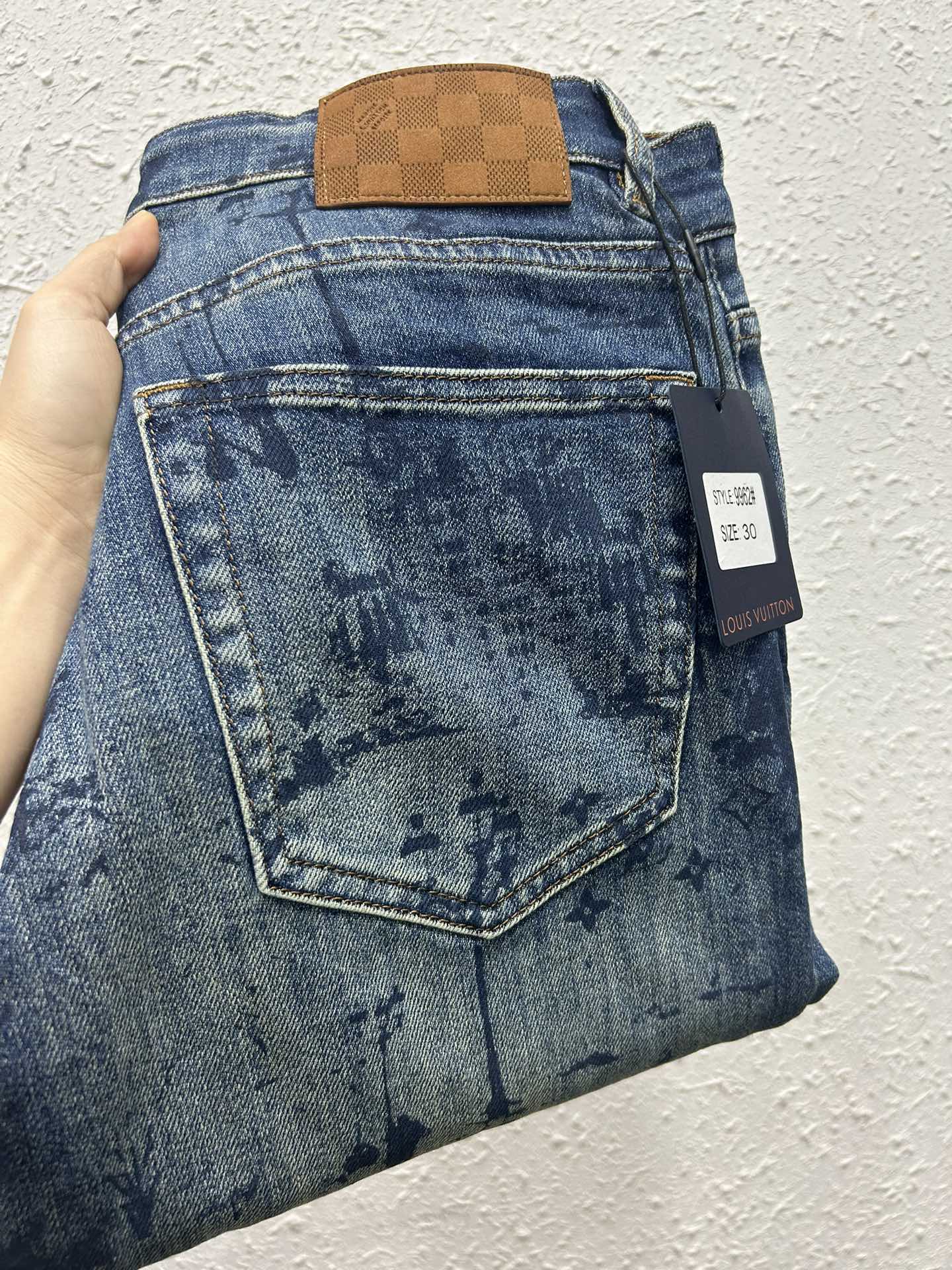 NO:598701,LV 25FW new autumn and winter jeans. The fabric is super soft and stretchy. Highly comfortable. Digital printing. High quality. Slim-fitting small straight. Size 29-38. Not 35 37,,louis vuitton,jeans,alexander wang19860909LV 25FW秋冬新款牛仔裤 面料超级柔软,带弹力 舒适度高 数码印刷 高品质 修身小直筒 码数29-38 没35 37,,louis vuitton,jeans,alexander wang,Men's clothing