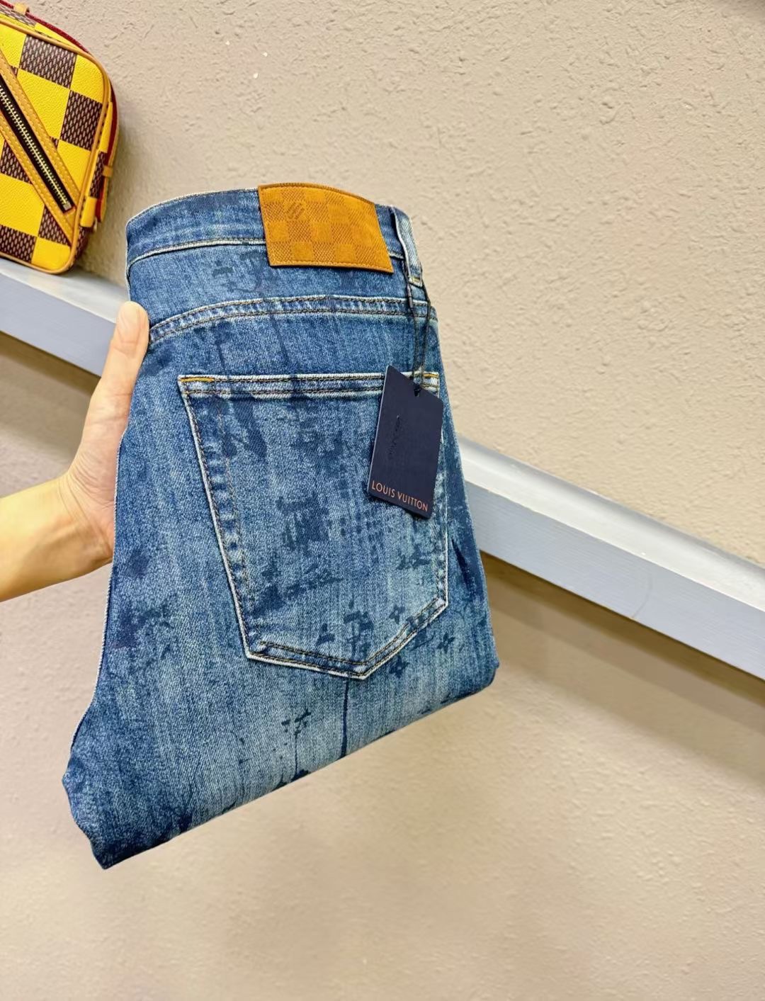 NO:597507,LV Louis Vuitton 2025 counter new products, original jeans, original heavy work, brand classic LOGO design, complete with three standards!  Original hardware accessories. Customized denim fabrics at the counter, completely matched to the counter. You are welcome to try it on at the counter before buying. Don’t be afraid of comparing good products. Size 29-38, louis vuitton, louis vuitton, jeans, alexander wang19860909LV路易威登 2025专柜新品,原版牛仔裤 原版重工打造,品牌经典LOGO设计,三标齐全！原版五金辅料.专柜定制牛仔面料,完全对版专柜,欢迎专柜试穿后再购买,好货不怕比.码数29-38,,louis vuitton,louis vuitton,jeans,alexander wang,Men's clothing