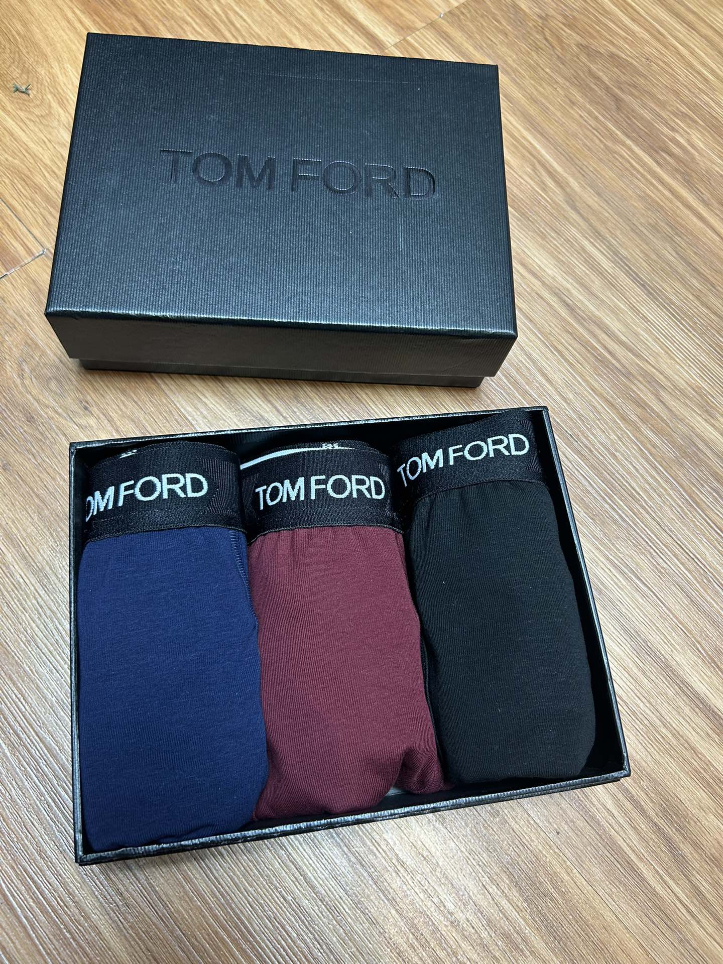 ¡Nuevo TOMFORD: llegaron calzoncillos tipo bóxer clásicos! Material de algodón puro de alta elasticidad, con corte trun…