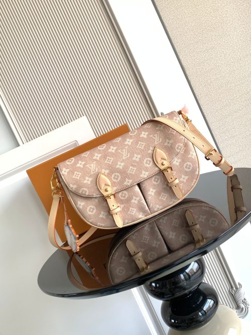 LV Travels With Grace Coddington Escape Bag, Meowgram Canvas, 30 x 21 x 7 cm 9 LV Travels With Grace Coddington Escape Bag, Meowgram Canvas, 30 x 21 x 7 cm