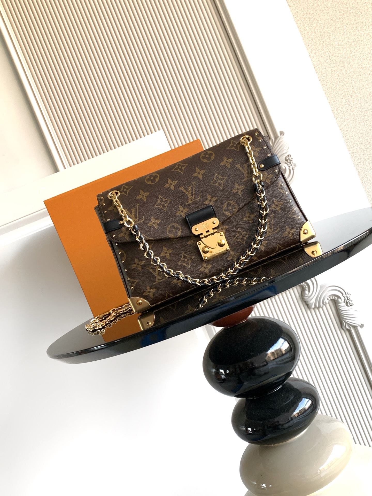 p950💰
特级 𝟏𝟔𝟑𝐜𝟎𝟏动态芯片
𝐓𝐫𝐮𝐧𝐤𝐢𝐞 手袋结合 𝐌𝐨𝐧𝐨𝐠𝐫𝐚𝐦 帆布和金属铆钉，搭配金属质感包角和标志性 𝐒-𝐥𝐨𝐜𝐤 锁扣，以复古行李箱格调彰显品牌传承。内部空间和拉链口袋方便容纳日常所需，滑链肩带拓展背携选择。
型号： M14526
皮料： 是西班牙𝐀级皮料
五金： 采用进口𝐀级全钢五金
包装： 全套原厂𝐌𝐁包装
尺寸：𝟐𝟕 𝐱 𝟏𝟔 𝐱 𝟖 (厘米) ((长 𝐱 高 𝐱 宽)