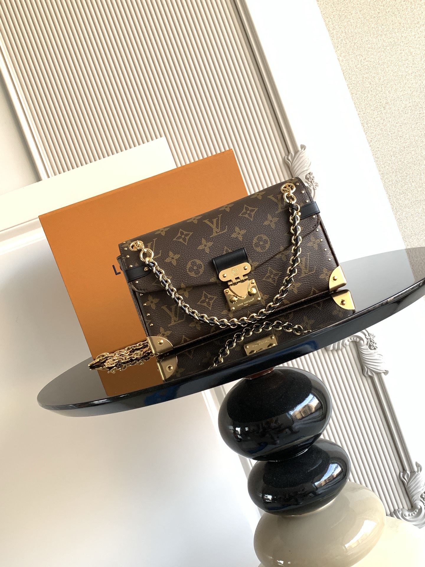 p930💰
特级 𝟏𝟔𝟑𝐜𝟎𝟏动态芯片
这款 𝐄𝐚𝐬𝐭 𝐖𝐞𝐬𝐭 横向版本的 𝐓𝐫𝐮𝐧𝐤𝐢𝐞 手袋承袭原型精髓，同时呈现优雅的法棍包廓形。手袋采用标志性 𝐌𝐨𝐧𝐨𝐠𝐫𝐚𝐦 帆布，配以皮革锁扣、耀目包角、饰钉及 𝐒-𝐥𝐨𝐜𝐤 锁扣，致敬品牌旅行传承。配有滑动链条，提供多种背携选择。
型号： M27266
皮料： 是西班牙𝐀级皮料
五金： 采用进口𝐀级全钢五金
包装： 全套原厂𝐌𝐁包装
尺寸：𝟐𝟓 𝐱 𝟏𝟓 𝐱 𝟔 (厘米) ((长 𝐱 高 𝐱 宽)