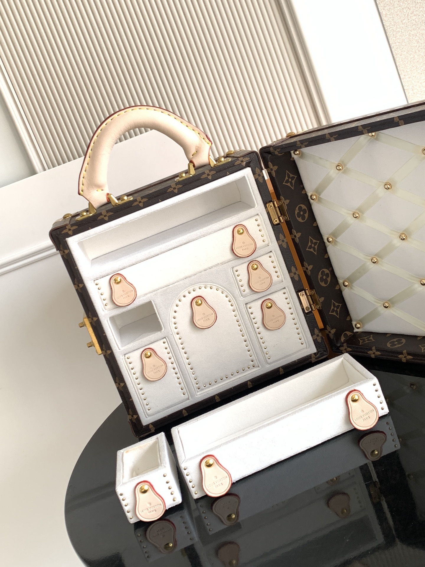 Louis Vuitton Classic Handcrafted Luxury Leather Shoulder Bag Ref 7