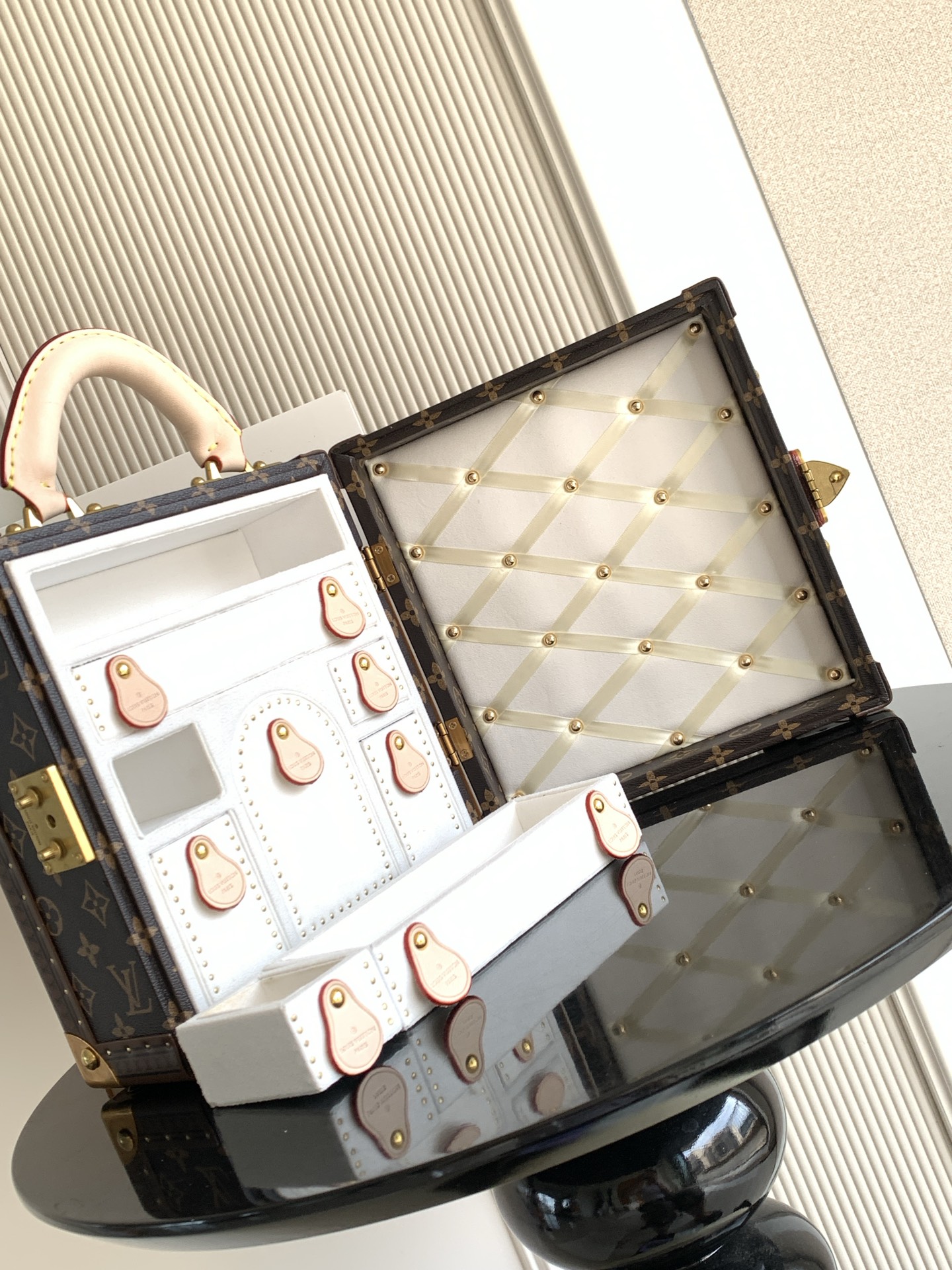 Louis Vuitton Classic Handcrafted Luxury Leather Shoulder Bag Ref 8