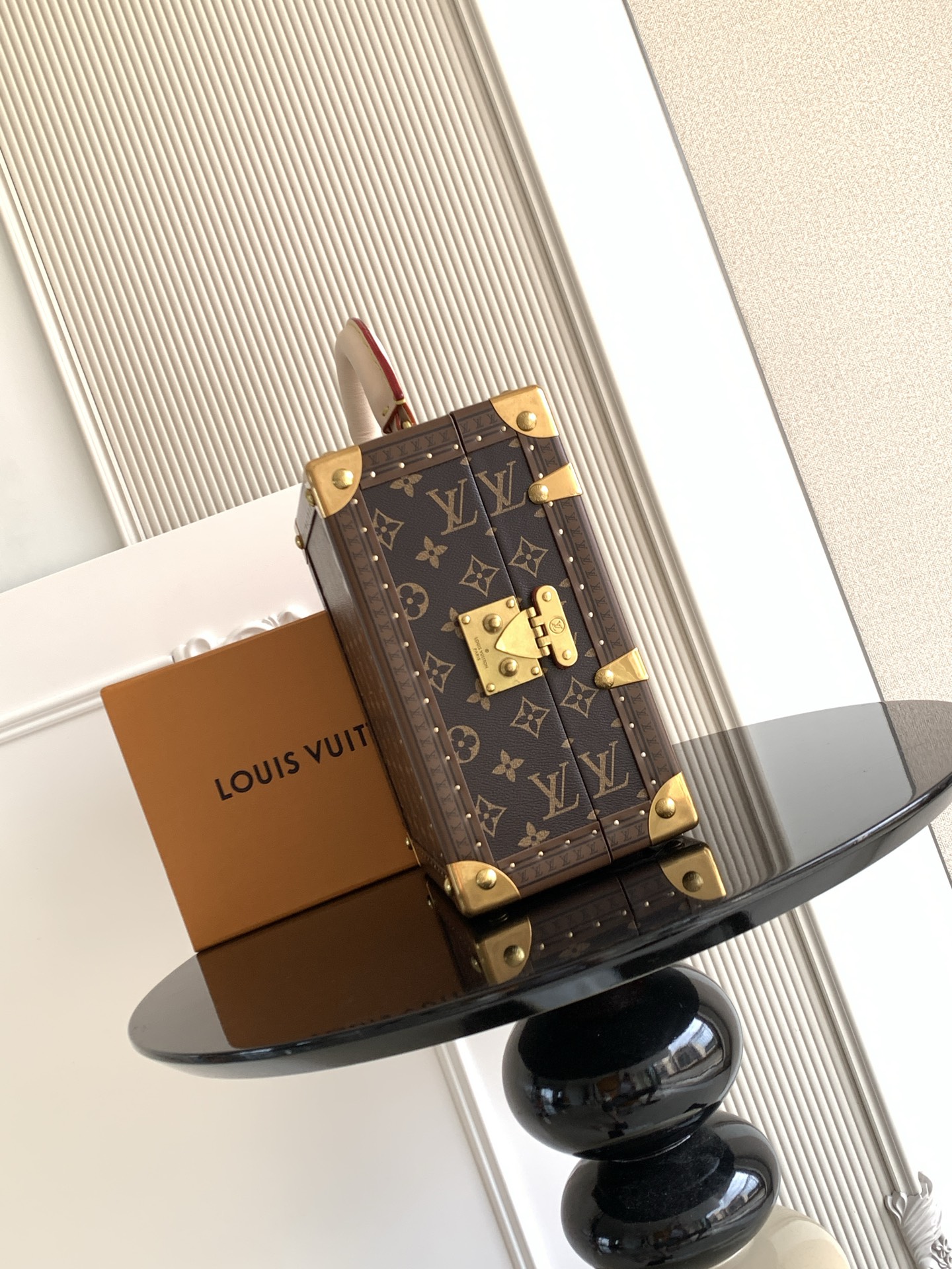 Louis Vuitton Classic Handcrafted Luxury Leather Shoulder Bag Ref 2