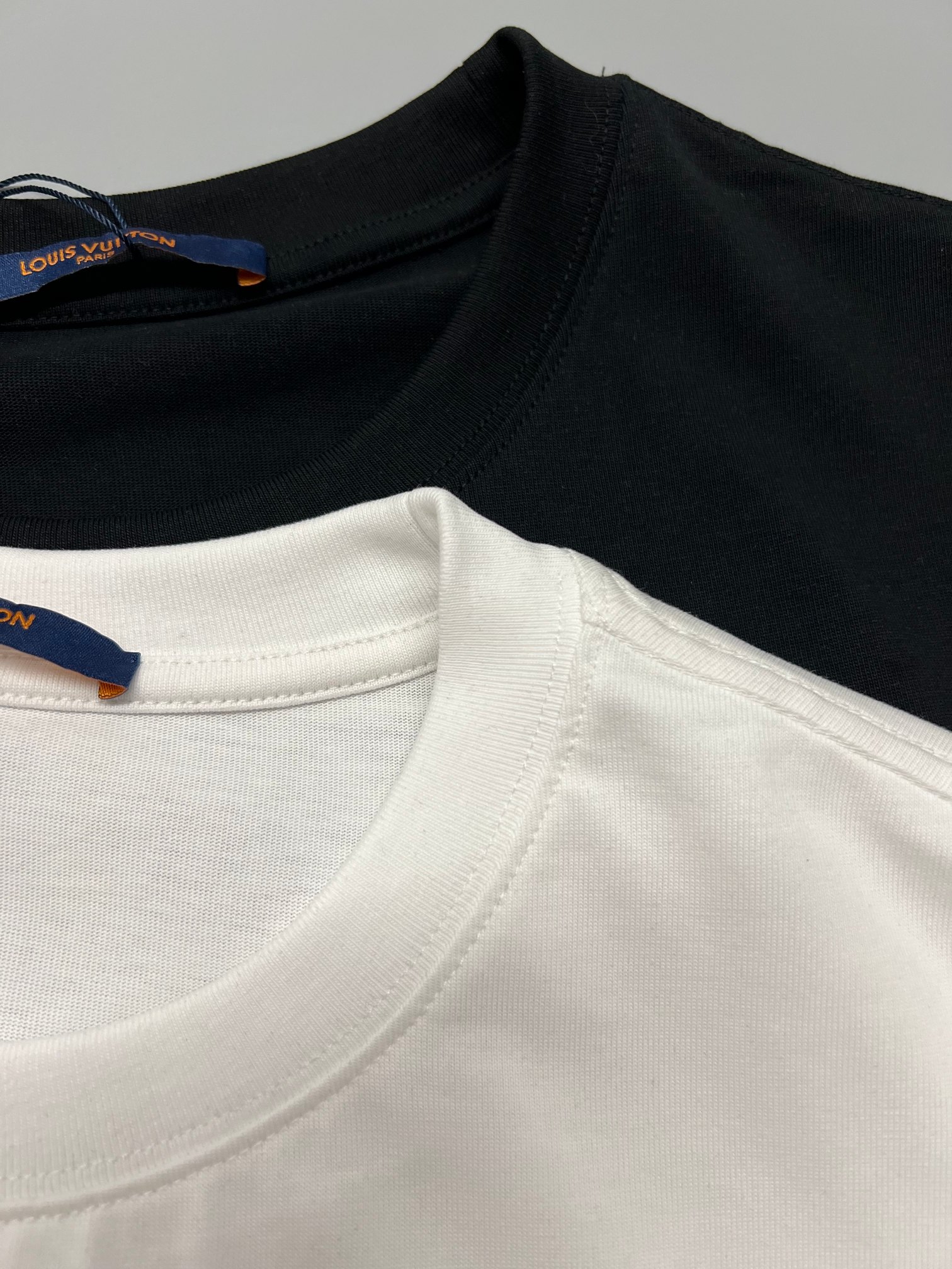 LV路易威登短袖T恤工艺印花颜色黑色白色码数SXL面料精梳紧密棉盖棉280gb柔顺手感宽松版型设计男女同