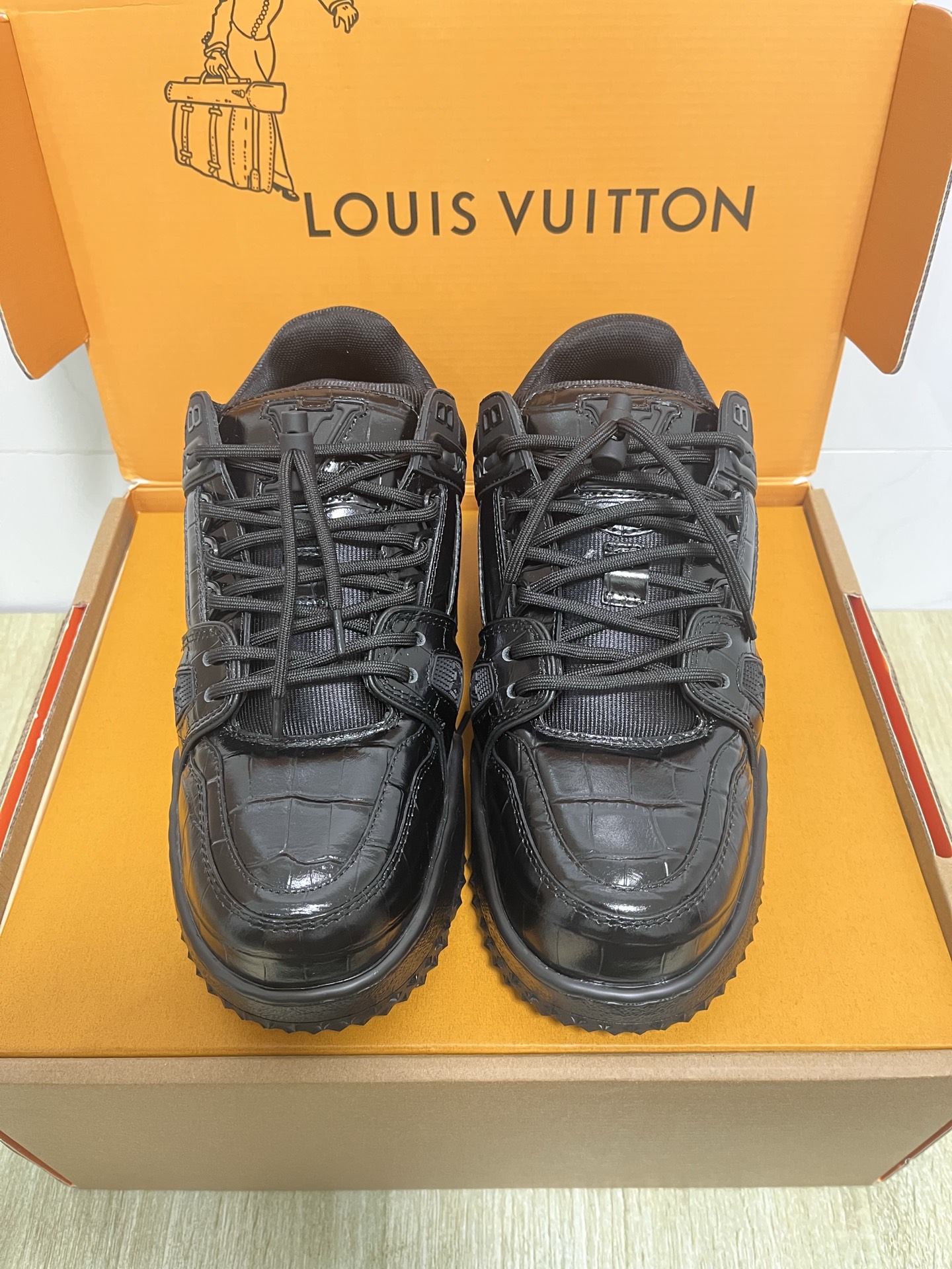 NO:222730,LV TARINE Louis Vuitton couple style casual sneakers skateboard shoes 25s latest real-life details pictures Trainer sneakers are inspired by retro basketball shoes, representing Virgil Abloh's iconic design concept. The latest sneakers in Louis Vuitton series have been upgraded again, with excellent details. They are simply too good to look!  The official website is available for sale and immediately grabbing the whole style. TU outsole, texture is comparable to the original version. Fixed polymedium and micro-materials and breathable British mesh. The original details are consistent. Please pay attention to distinguish between the market's currency materials Size35-40 (40 custom-made non-return and exchange) Men's 39-45 (45 custom-made non-return and exchange), casual shoes/sports, louis vuitton, louis vuitton, sneakers19860909LV TARINE路易威登 情侣款 休闲 运动鞋 滑板鞋 25s最新大货实拍细节图 Trainer 运动鞋的灵感源自复古篮球鞋,代表 Virgil Abloh 的标志性设计理念 路易威登系列最新运动鞋 品质再次升级、细节超赞 简直不要太好看！官网开售十分钟立刻抢光光的款. TU大底、 质感媲美原版 垫脚聚米微料加透气英伦网布 细节原版一致 请注意区分市面通货材料 Size35-40(40定制不退换）男39-45（45定制不退换）,休闲鞋/运动鞋,louis vuitton,louis vuitton,sneakers,Women's Shoes