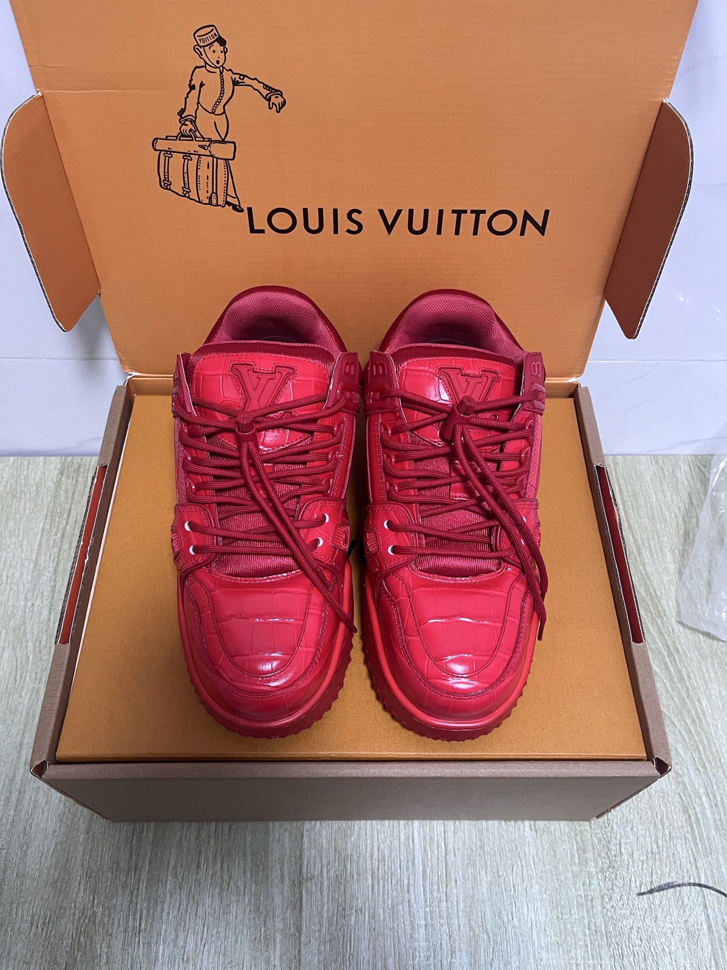 NO:222735,LV TARINE Louis Vuitton couple style casual sneakers skateboard shoes 25s latest real-life details pictures Trainer sneakers are inspired by retro basketball shoes, representing Virgil Abloh's iconic design concept. The latest sneakers in Louis Vuitton series have been upgraded again, with excellent details. They are simply too good to look!  The official website is available for sale and immediately grabbing the whole style. TU outsole, texture is comparable to the original version. Fixed polymedium and micro-materials and breathable British mesh. The original details are consistent. Please pay attention to distinguish between the market's currency materials Size35-40 (40 custom-made non-return and exchange) Men's 39-45 (45 custom-made non-return and exchange), casual shoes/sports, louis vuitton, louis vuitton, sneakers19860909LV TARINE路易威登 情侣款 休闲 运动鞋 滑板鞋 25s最新大货实拍细节图 Trainer 运动鞋的灵感源自复古篮球鞋,代表 Virgil Abloh 的标志性设计理念 路易威登系列最新运动鞋 品质再次升级、细节超赞 简直不要太好看！官网开售十分钟立刻抢光光的款. TU大底、 质感媲美原版 垫脚聚米微料加透气英伦网布 细节原版一致 请注意区分市面通货材料 Size35-40(40定制不退换）男39-45（45定制不退换）,休闲鞋/运动鞋,louis vuitton,louis vuitton,sneakers,Women's Shoes