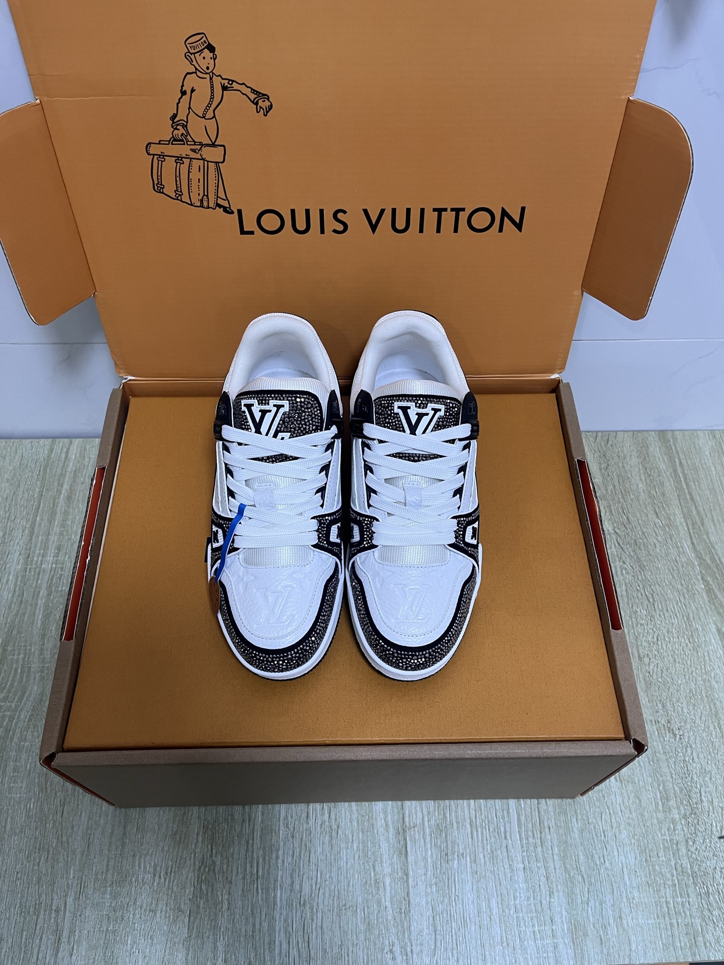 NO:222717,LV TARINE Louis Vuitton Diamond Couple Model Casual Sports Shoes Skateboard Shoes 25s latest real-time details pictures Trainer Sports Shoes are inspired by retro basketball shoes, representing Virgil Abloh’s iconic design concept. The latest sneakers in Louis Vuitton series have been upgraded again, with excellent details. They are simply too good to look!  The official website is available for sale and immediately grabbing the whole style. TU outsole, texture is comparable to the original version. Fixed polymedium and micro-materials and breathable British mesh. The original details are consistent. Please pay attention to distinguish between the market's currency materials Size35-40 (40 custom-made non-return and exchange) Men's 39-45 (45 custom-made non-return and exchange), casual shoes/sports, louis vuitton, louis vuitton, sneakers19860909LV TARINE路易威登 钻款 情侣款 休闲 运动鞋 滑板鞋 25s最新大货实拍细节图 Trainer 运动鞋的灵感源自复古篮球鞋,代表 Virgil Abloh 的标志性设计理念 路易威登系列最新运动鞋 品质再次升级、细节超赞 简直不要太好看！官网开售十分钟立刻抢光光的款. TU大底、 质感媲美原版 垫脚聚米微料加透气英伦网布 细节原版一致 请注意区分市面通货材料 Size35-40(40定制不退换）男39-45（45定制不退换）,休闲鞋/运动鞋,louis vuitton,louis vuitton,sneakers,Women's Shoes