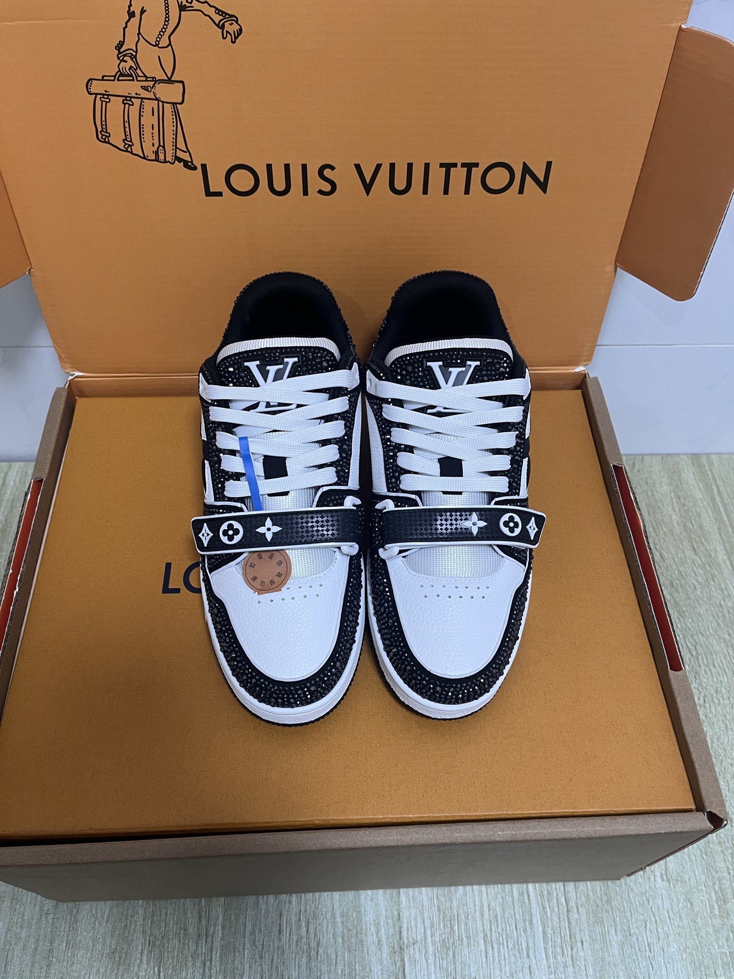 NO:222724,LV TARINE Louis Vuitton couple style casual sneakers skateboard shoes 25s latest real-life details pictures Trainer sneakers are inspired by retro basketball shoes, representing Virgil Abloh's iconic design concept. The latest sneakers in Louis Vuitton series have been upgraded again, with excellent details. They are simply too good to look!  The official website is available for sale and immediately grabbing the whole style. TU outsole, texture is comparable to the original version. Fixed polymedium and micro-materials and breathable British mesh. The original details are consistent. Please pay attention to distinguish between the market's currency materials Size35-40 (40 custom-made non-return and exchange) Men's 39-45 (45 custom-made non-return and exchange), casual shoes/sports, louis vuitton, louis vuitton, sneakers19860909LV TARINE路易威登 情侣款 休闲 运动鞋 滑板鞋 25s最新大货实拍细节图 Trainer 运动鞋的灵感源自复古篮球鞋,代表 Virgil Abloh 的标志性设计理念 路易威登系列最新运动鞋 品质再次升级、细节超赞 简直不要太好看！官网开售十分钟立刻抢光光的款. TU大底、 质感媲美原版 垫脚聚米微料加透气英伦网布 细节原版一致 请注意区分市面通货材料 Size35-40(40定制不退换）男39-45（45定制不退换）,休闲鞋/运动鞋,louis vuitton,louis vuitton,sneakers,Women's Shoes