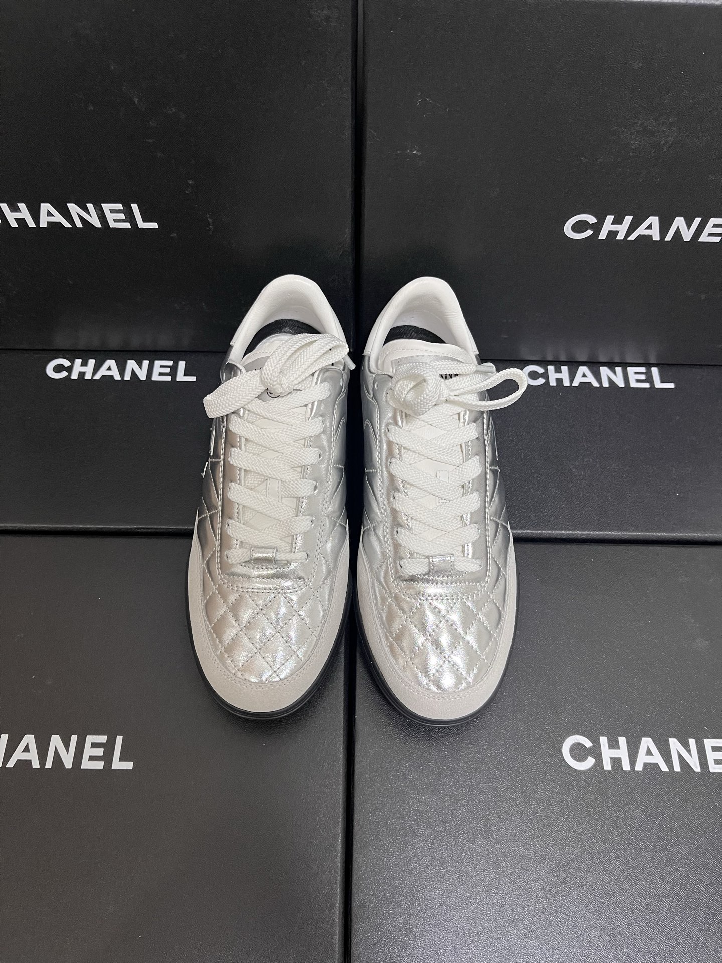 NO:222750,The latest new baseball shoes. The new color matching of Chanel baseball shoes in 2025 is here~ Baseball shoes, German training shoes. The new shoe tongue has become shorter! The first hot model in summer and autumn is coming!  Yang Mi Angelbaby Song Yi's same sneakers, full of retro feel and the most versatile color matching, a must-have casual sneakers for coco girls - blue original custom-made exclusive mixed lambskin/suede fabric, white label tongue, heel double C embossing, custom logoTU three-color outsole Size35-39 (40 customization, no return or exchange), casual shoes/sports, chanel, chanel, sneakers, sheepskin, chamois leather19860909新款棒球鞋最新 2025Chanel香奈儿棒球鞋新配色来啦~ 棒球鞋 德训鞋 新款鞋舌变短了!夏秋第一爆款来袭！ 杨幂 Angelbaby 宋轶同款运动鞋 满满的复古感又是最最最百搭的配色 coco女孩必入的一款休闲运动鞋 - 蓝色 原版定制独家混种小羊皮/麂皮面料 白标鞋舌 后跟双C压印 定制logoTU三色大底 Size35-39（40定制不退换）,休闲鞋/运动鞋,chanel,chanel,sneakers,sheepskin,chamois leather,Women's Shoes