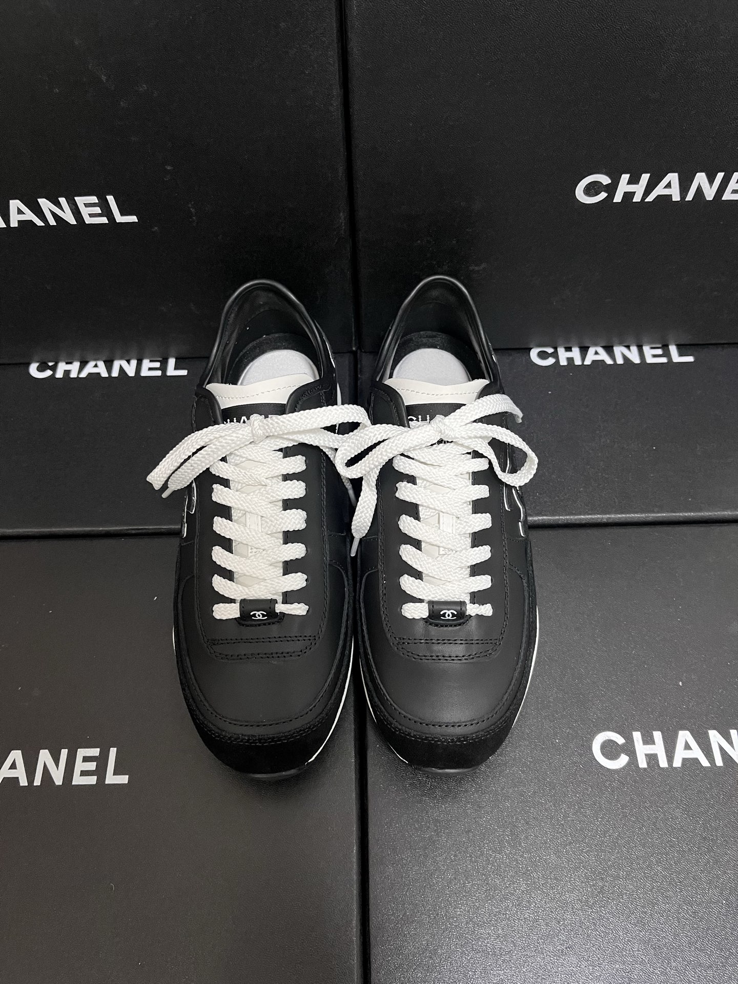 NO:222756,CHANE*L sports shoes Xiaoxiang 25C new sneakers, super big hits, the new shoe style is not only high-end and elegant, but also very comfortable. The new design style has a bit of a mediocre flavor, which is invincible and beautiful. Beige is very suitable for autumn and winter. The black panda color matching is versatile. Lychee pattern cowhide cow leather spliced ​​with ox back velvet leather, calf leather, mixed-bred sheepskin. The inner breathable net, TU two-color sole. The factory details are handled very well, and the autumn and winter recommendations are recommended. From material to hardware, our top purchasing version, insists on the original development, and is produced in the dust-free workshop. Four QCs, welcome counters to compare the styles, details, and workmanship!  Material lychee pattern cowhide calf leather calf leather sheepskin various materials combinations Breathable net TU two-color outsole Color black off-white Heel height 4cm Shoe size 35-40 (40 customization), casual shoes/sports shoes, chanel, sneakers, cowhide, sheepskin19860909CHANE*L运动鞋 小香25C新款运动鞋,超级大爆款,新鞋型不仅设计上高级大气,还很舒服,全新的设计风格带点中古味道,无敌好看,米色很适合秋冬,黑色熊猫配色百搭不出错.荔枝纹牛皮拼接牛返绒皮,小牛皮,混种羊皮.内里透气网里,TU双色大底.工厂细节都处理的很好,秋冬推荐.从材质到五金,我们顶级代购版、坚持原版开发,全程产自无尘车间 四道QC、欢迎专柜对比版型 细节 做工！ 材质荔枝纹牛皮 牛返绒皮 小牛皮 羊皮各种材料组合 透气网里 TU双色大底 颜色黑色 米白色 跟高4cm 鞋码35-40（40定制）,休闲鞋/运动鞋,chanel,sneakers,cowhide,sheepskin,Women's Shoes