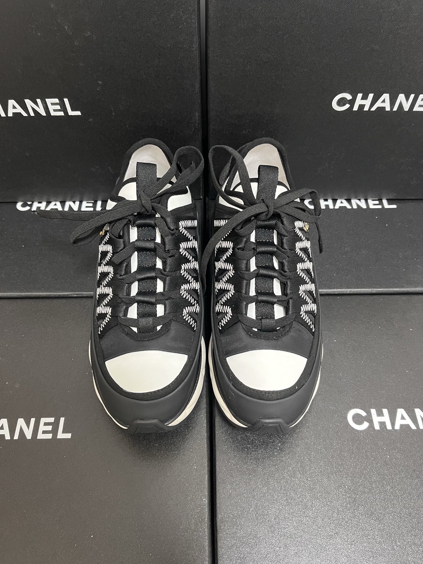 NO:222710,Chane classic and popular sneakers, popular all-match magic shoes, top-level original replica, exquisite handmade high quality, full-set packaging and purchasing level quality This classic design; the upper is a bit retro style; the sole is fashionable and sporty; it is extraordinary and has a variety of elements... Diversified mixing and matching is very beautiful and versatile, casual, fashionable, sports, and outdoors... ▲ Spliced ​​upper (cowhide; Yangjing leather; Leica elastic cloth) ▲ Original two-color vacuum TU sole/transparent air cushion bottom; good rebound; very comfortable and very sporty... ▲ Super supply chain, the entire series has complete colors Size: 35-44 (female 40.41, male 44 customized without return), casual shoes/sports, chanel, sneakers, cowhide, sheep19860909Chane 经典爆款运动鞋,火爆全球百搭神鞋 顶级原版复刻 精工手作高品质 全套包装代购级别品质  这款经典设计；鞋面有点复古的风格；大底却时尚运动；不平凡的拥入了多种元素…… 多元化混搭非常好看百搭,休闲,时尚,运动,户外都能兼顾…… ▲ 拼接鞋面（牛皮；羊京皮；莱卡弹力布） ▲ 原版双色抽真空TU底/透明气垫底；回弹力好；非常舒服非常运动…… ▲ 超强供应链,整个系列颜色齐全 码数:35-44（女40.41,男44定制不退换）,休闲鞋/运动鞋,chanel,sneakers,cowhide,sheep,Women's Shoes