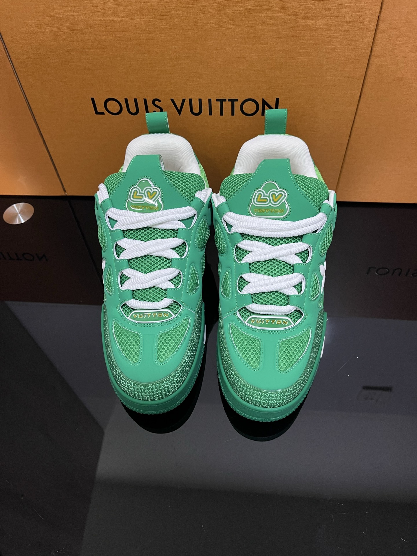 NO:357331,Real price Louis Vuitt* SKATE series Latest color matching Tariner sneakers Four-leaf clover skate shoes Couple style Retro basketball shoes Original purchase and development Made in this model Sports shoes are decorated with colorful details, echoing the seasonal leather goods and ready-to-wear series. Sneakers are blooming on the side Monogram flowers. Lined tongue and Mini Monogram fabric inner shirt collar show the inspiration of 1990s skate shoes Women's size 35-39 (40 custom made) Men's size 39-45,,louis vuitton,sneakers,cowhide19860909实价 Louis Vuitt* SKATE 系列 最新配色 Tariner运动鞋 四叶草 滑板鞋 情侣款 复古篮球鞋 原版购入开发 做货 本款 运动鞋以缤纷细节点缀粒面牛皮革鞋身,呼应当季皮具与成衣系列.运动鞋侧面绽放渐变 Monogram 花卉.加衬鞋舌与 Mini Monogram 织物内衬衣领展现 1990 年代滑板鞋的灵感启发 女码35-39（40定做）男码39-45,,louis vuitton,sneakers,cowhide,Men's shoes