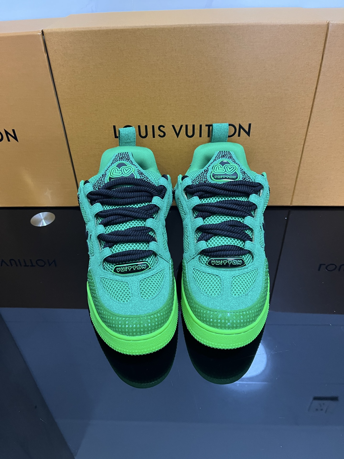 NO:357350,Louis Vuitt* SKATE series Latest color matching Tariner sneakers, four-leaf clover, skateboard shoes, couples, retro basketball shoes, original purchase and development, made products. This sneaker is decorated with colorful details, grained cowhide leather body, echoing the seasonal leather goods and ready-to-wear series. Sneakers are blooming on the side, Monogram flowers. The tongue and Mini Monogram fabric inner shirt collar show the inspiration of 1990s skateboard shoes. Women's size 35-39 (customized for 40) Men's size 39-45,,louis vuitton,sneakers,cowhide19860909实价Louis Vuitt* SKATE 系列 最新配色 Tariner运动鞋 四叶草 滑板鞋 情侣款 复古篮球鞋 原版购入开发 做货 本款 运动鞋以缤纷细节点缀粒面牛皮革鞋身,呼应当季皮具与成衣系列.运动鞋侧面绽放渐变 Monogram 花卉.加衬鞋舌与 Mini Monogram 织物内衬衣领展现 1990 年代滑板鞋的灵感启发 女码35-39（40定做）男码39-45,,louis vuitton,sneakers,cowhide,Men's shoes