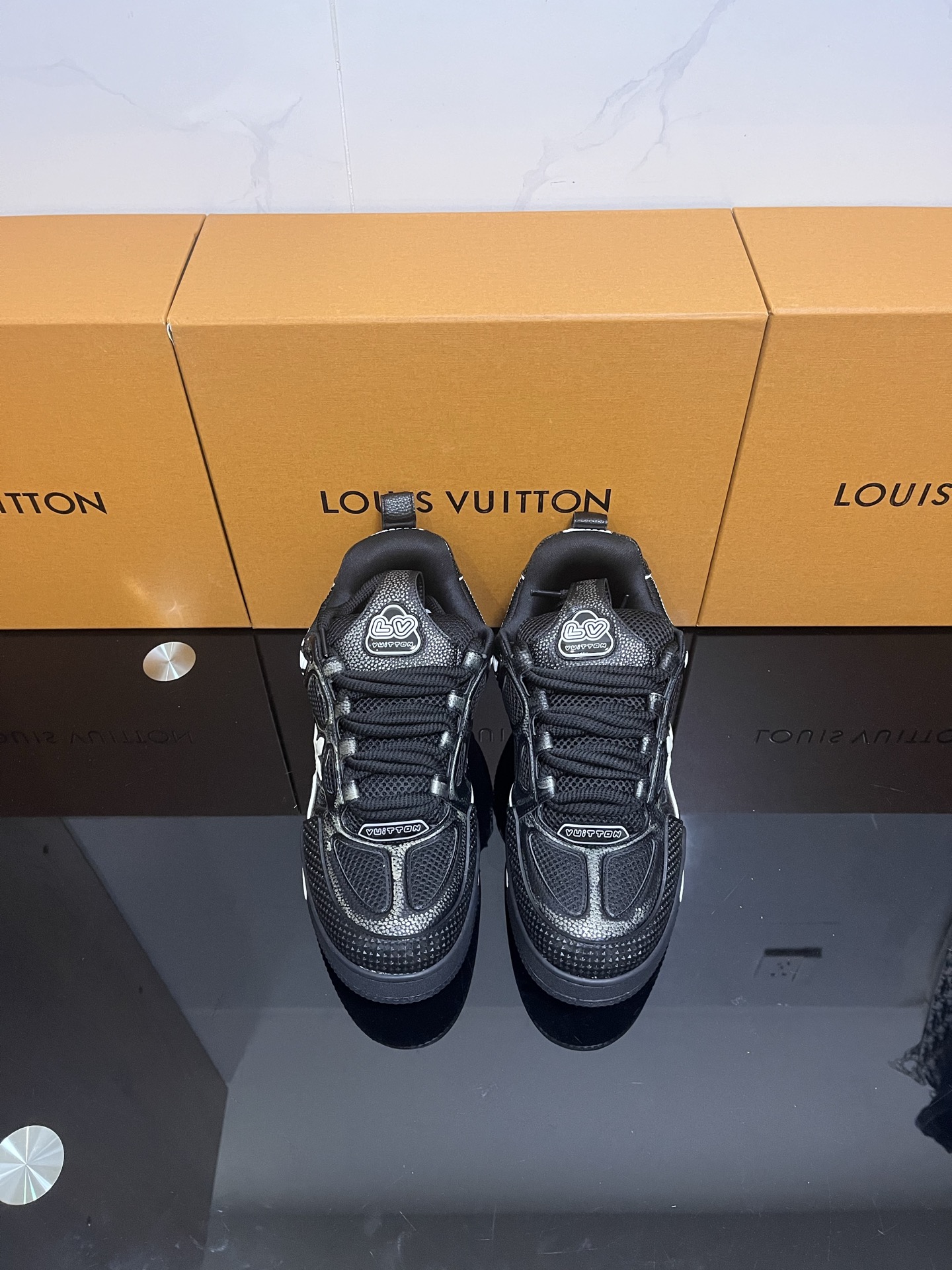 NO:357367,Real price Louis Vuitt* SKATE series Latest color matching Tariner sneakers Four-leaf clover skate shoes Couple style Retro basketball shoes Original purchase and development Made in this model Sports shoes are decorated with colorful details, echoing the seasonal leather goods and ready-to-wear series. Sneakers are blooming on the side Monogram flowers. Lined tongue and Mini Monogram fabric inner shirt collar show the inspiration of 1990s skate shoes Women's size 35-39 (40 custom made) Men's size 39-45,,louis vuitton,sneakers,cowhide19860909实价 Louis Vuitt* SKATE 系列 最新配色 Tariner运动鞋 四叶草 滑板鞋 情侣款 复古篮球鞋 原版购入开发 做货 本款 运动鞋以缤纷细节点缀粒面牛皮革鞋身,呼应当季皮具与成衣系列.运动鞋侧面绽放渐变 Monogram 花卉.加衬鞋舌与 Mini Monogram 织物内衬衣领展现 1990 年代滑板鞋的灵感启发 女码35-39（40定做）男码39-45,,louis vuitton,sneakers,cowhide,Men's shoes