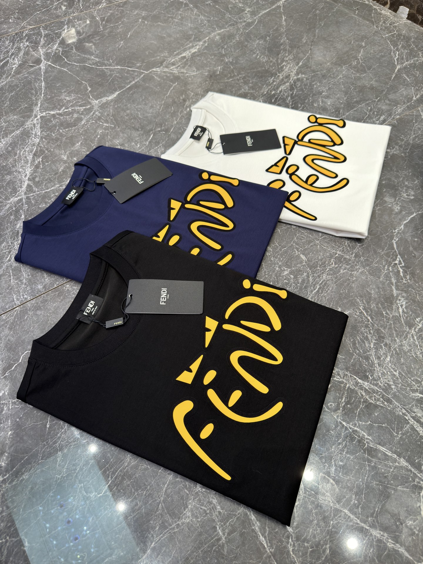 NO:416915,Little monster!  Explosive code.FEND*FenDi 25SS spring and summer new round neck T-shirt. The classic little monster has a distinctive recognition and super heart-warming experience!  High-temperature hot painting technology. It is made of 190g fixed woven mercerized cotton cloth for customer supply. The fabric of the whole item has excellent texture and is comfortable and breathable. Even in the hot summer, there will be no sultry feeling!  !  !  Color black, white, dark blue. Number of code M-3XL (slim fit style! 175/jin recommended XL), fendi,tees, t-shirt, alexander wang19860909小怪兽！炸裂的代码.FEND*芬-迪25SS春夏新款圆领T恤.经典小怪兽辨识度鲜明超级走心！高温烫画工艺.选用客供190g定织丝光棉布制成,整件单品的面料质感极佳,着身舒适透气,即便是酷热的夏天也不会有闷热感可言！！！ 颜色黑色.白色.深蓝. 码数M-3XL（修身版型！175/斤建议XL）,,fendi,tees，t-shirt,alexander wang,Men's clothing