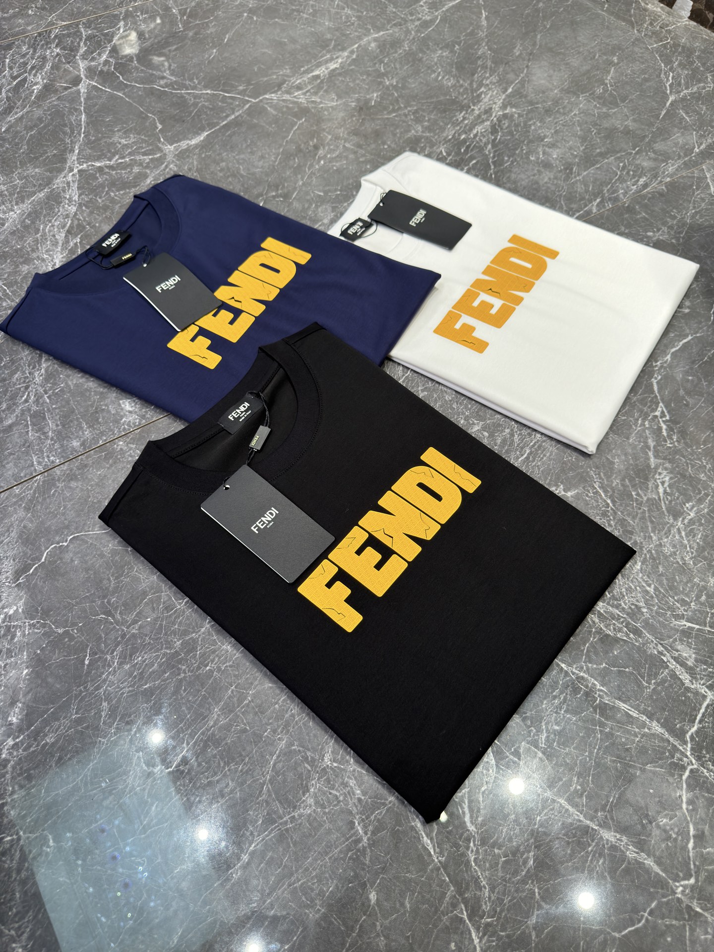 NO:416910,FEND*Fendi 25SS spring and summer round neck T-shirt. Three-dimensional foam design. Made of high-quality 190g mercerized cotton cloth, woven technology, more textured than ordinary fabrics... Classic labels drawn by FENDI three-dimensional hot on the chest, conventional cutting, the upper body is comfortable and not bloated and tight. Same style of sweet potatoes are recommended!  !  !  !  Color black, white, dark blue. Number of code M-3XL (slim fit style! 175/jin recommended XL), fendi,tees, t-shirt, alexander wang19860909FEND*芬-迪25SS春夏圆领T恤.立体发泡设计 优质190g丝光棉布制成,机织技术,相比于普通面料更加富有质感......胸口FENDI立体烫画而成的经典标签,常规裁剪,上身合体舒适不显臃肿与紧绷 红薯同款推荐！！！！ 颜色黑色.白色.深蓝. 码数M-3XL（修身版型！175/斤建议XL）,,fendi,tees，t-shirt,alexander wang,Men's clothing