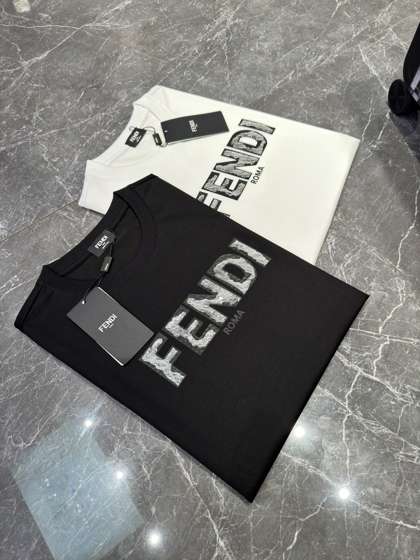 NO:416921,FEND* FEND 25SS Spring and Summer Round Neck T-shirt!  Made of high-quality 190g mercerated cotton cloth, woven technology, more textured than ordinary fabrics... Classic labels drawn by FENDI three-dimensional hot on the chest, regular cutting, the upper body is comfortable and not bloated or tight. Same style of sweet potatoes are recommended!  !  !  !  Color black and white. Number of code M-3XL (slim fit style! 175/jin recommended XL), fendi,tees, t-shirt, alexander wang19860909FEND* 芬-迪25SS春夏圆领T恤！优质190g丝光棉布制成,机织技术,相比于普通面料更加富有质感......胸口FENDI立体烫画而成的经典标签,常规裁剪,上身合体舒适不显臃肿与紧绷 红薯同款推荐！！！！ 颜色黑色.白色. 码数M-3XL（修身版型！175/斤建议XL）,,fendi,tees，t-shirt,alexander wang,Men's clothing