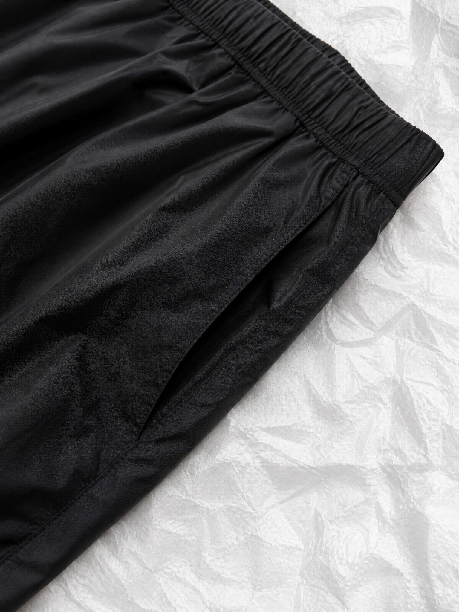 Prada PRA Re-Nylon 钢标沙滩短裤