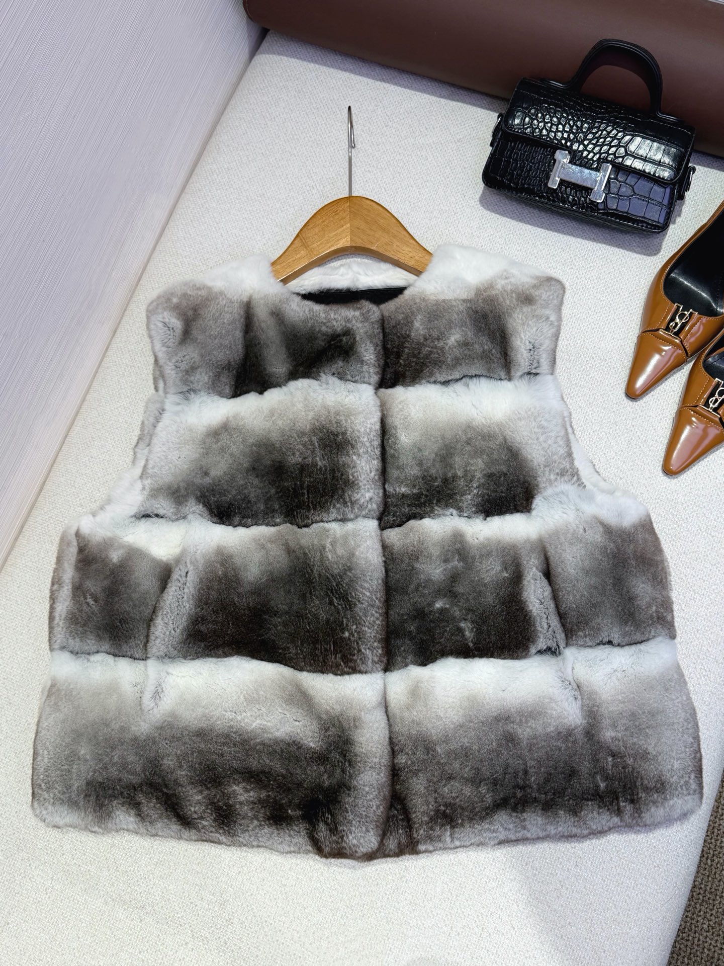 Loro Piana LPstyle Chinchilla Blue-Purple Color, Dense and Thick Fur Base, Silky Smooth, Glossy Fur Color, Elegant and Luxurious, Vest for Wearing Alone or Layering, Winter Essential, Top Quality