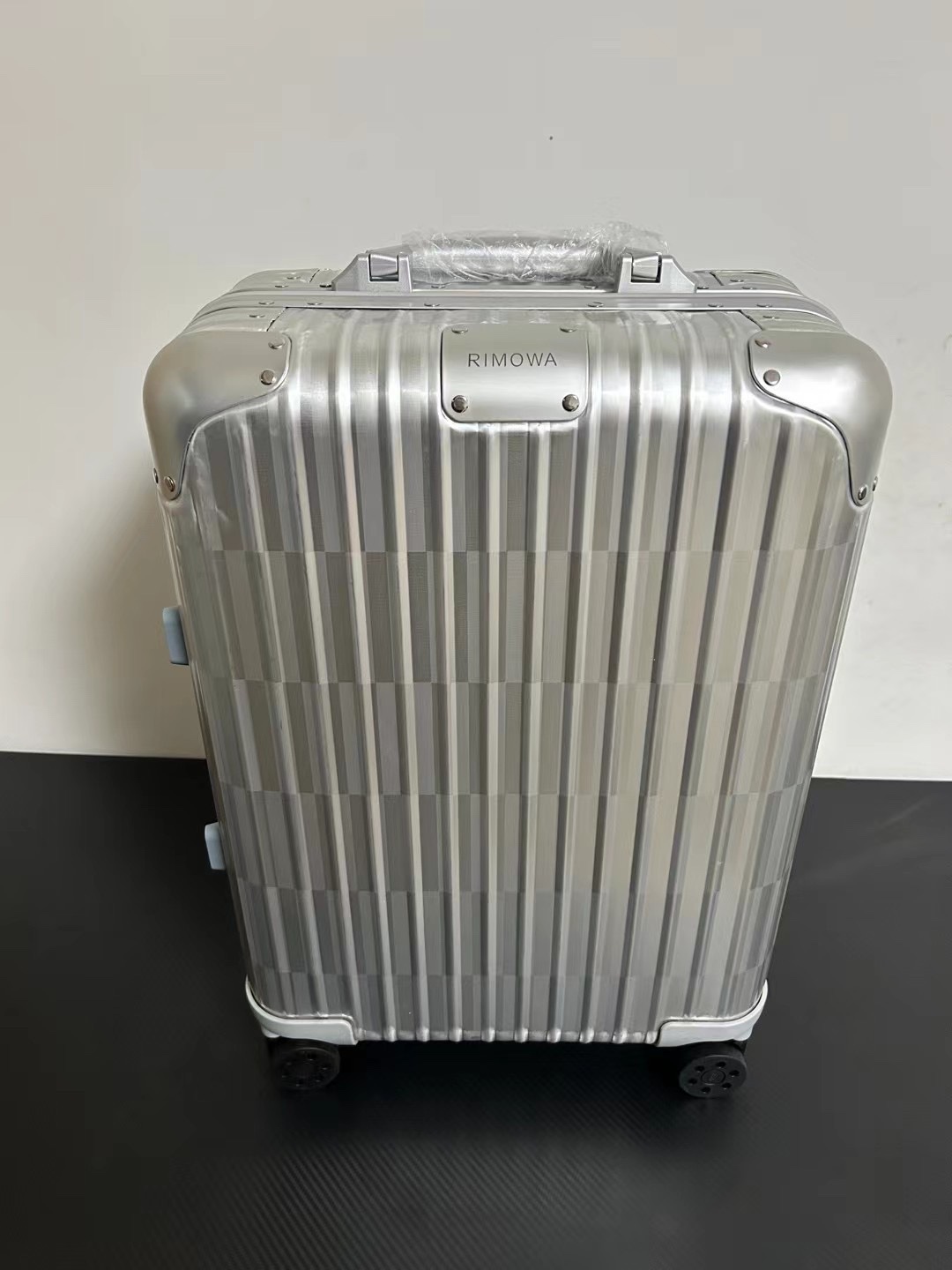 NO:269919,RIMOWA 1 Global Limited 2002 Otical Boarding Box Sook Global 2002 L RIMOWAl Original Otical -144 TE SON Take inspiration from Op Art, geometric patterns create gradient visual effects!  Real photos,19860909RIMOWA 1全球限量 2002只的 Otical登机 箱 Sook 全球2002件L RIMOWAl Original Otical -144 TE SON 从欧普艺术中采取灵感,几何图案造渐变视觉效果！ 实拍细节图,,luggage