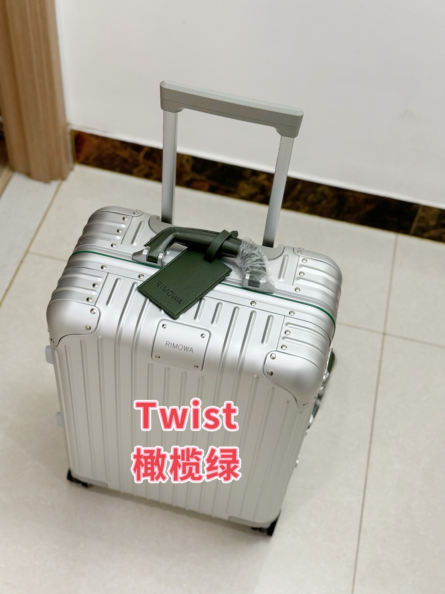 NO:269910,New color ~~rimowa German counter Rimowa aluminum alloy Original 2019 new limited boarding trolley suitcase. The highest version of the market, the handles are wrapped in genuine leather, and ordinary goods on the market are made of plastic colors. A truly high-quality box, the same style as many celebrities and internet celebrities, you can directly search for the authentic details of JD.com and Tmall directly to search for the authentic product. Size 21 inches, boarding case,19860909新颜色~~rimowa德国专柜日默瓦铝合金Original2019新款限量登机拉杆行李箱.市场最高版本,手把都是采用真皮包裹,市场普通货都是塑料上颜色做成的.真正一个高逼格的箱子,众多明星网红同款,可直接京东天猫直接搜索正品细节对比. 尺寸21寸,登机箱,,luggage