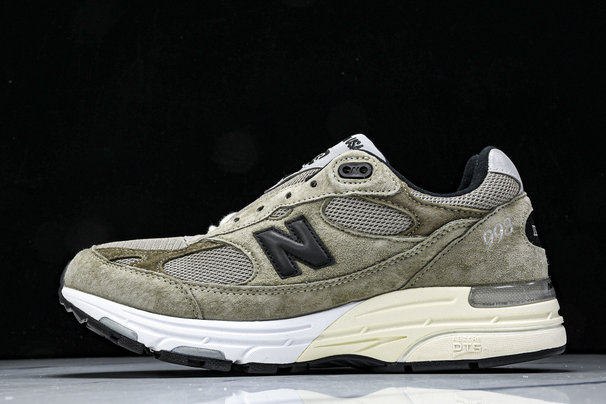 集合图美产 WTAPS x New Balance 992 ＂Olive Drab＂复古休闲跑步鞋 复古