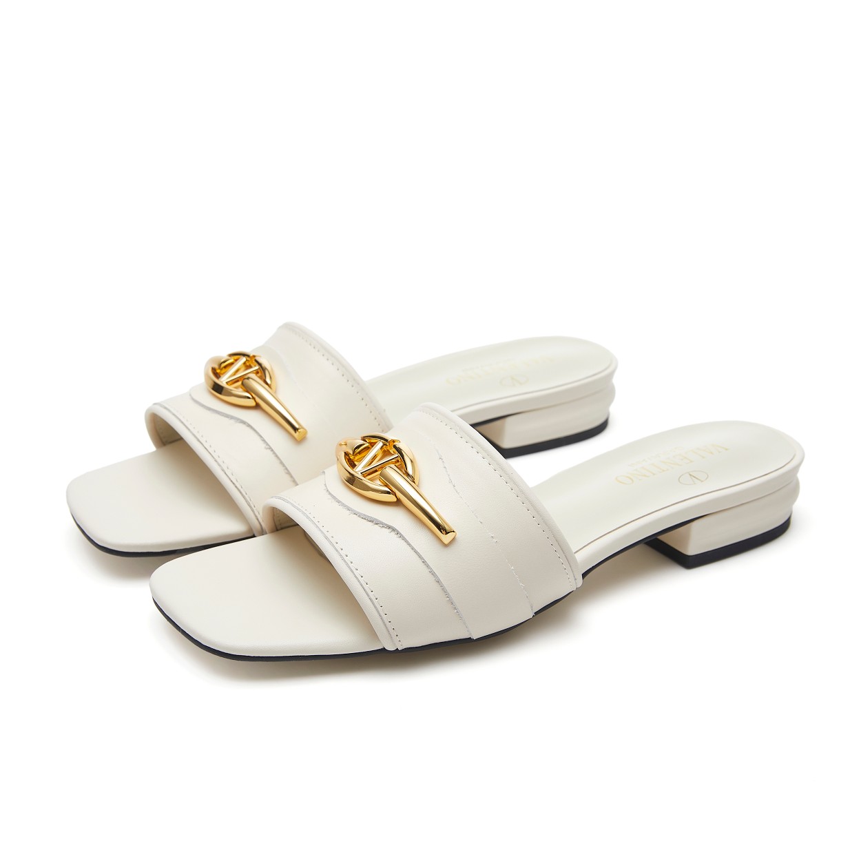 NO:231020,-1 Valentino Valentino new model launched cowhide, sheepskin lining 35-43, (44.45 non-return and exchange): glue sole, leather sole, slippers, valentino, valentino, slippers, cowhide, sheepskin19860909-1 Valentino华伦天奴新款推出 牛皮面,羊皮内里  35-43,（44.45不退换） :胶底,皮底,拖鞋,valentino,valentino,slippers,cowhide,sheepskin,Women's Shoes