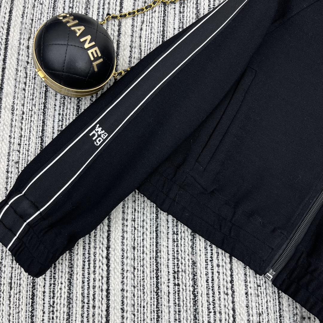 “Alex’s New Liner: One-Size-Fits-All Female Suit Set for Early Autumn Series” - 图片 6